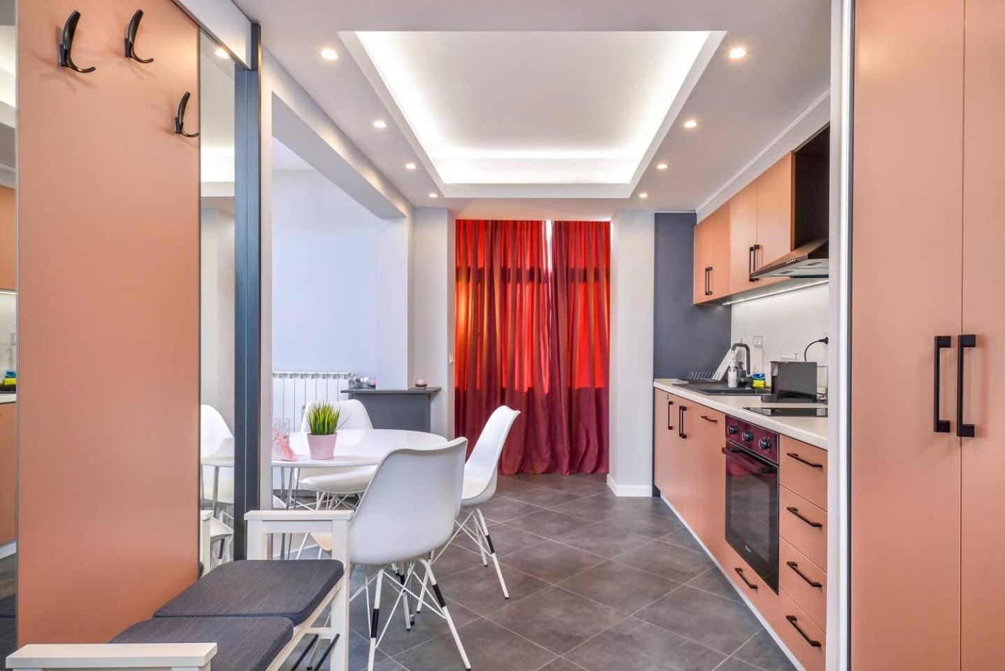 ROSÉ one bedroom designer apartment in city centre by Flat Mаnager view 2