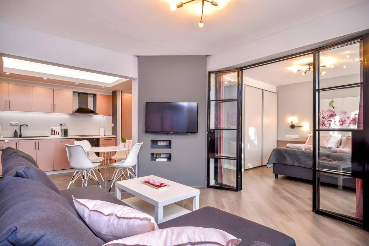 ROSÉ one bedroom designer apartment in city centre by Flat Mаnager view 3