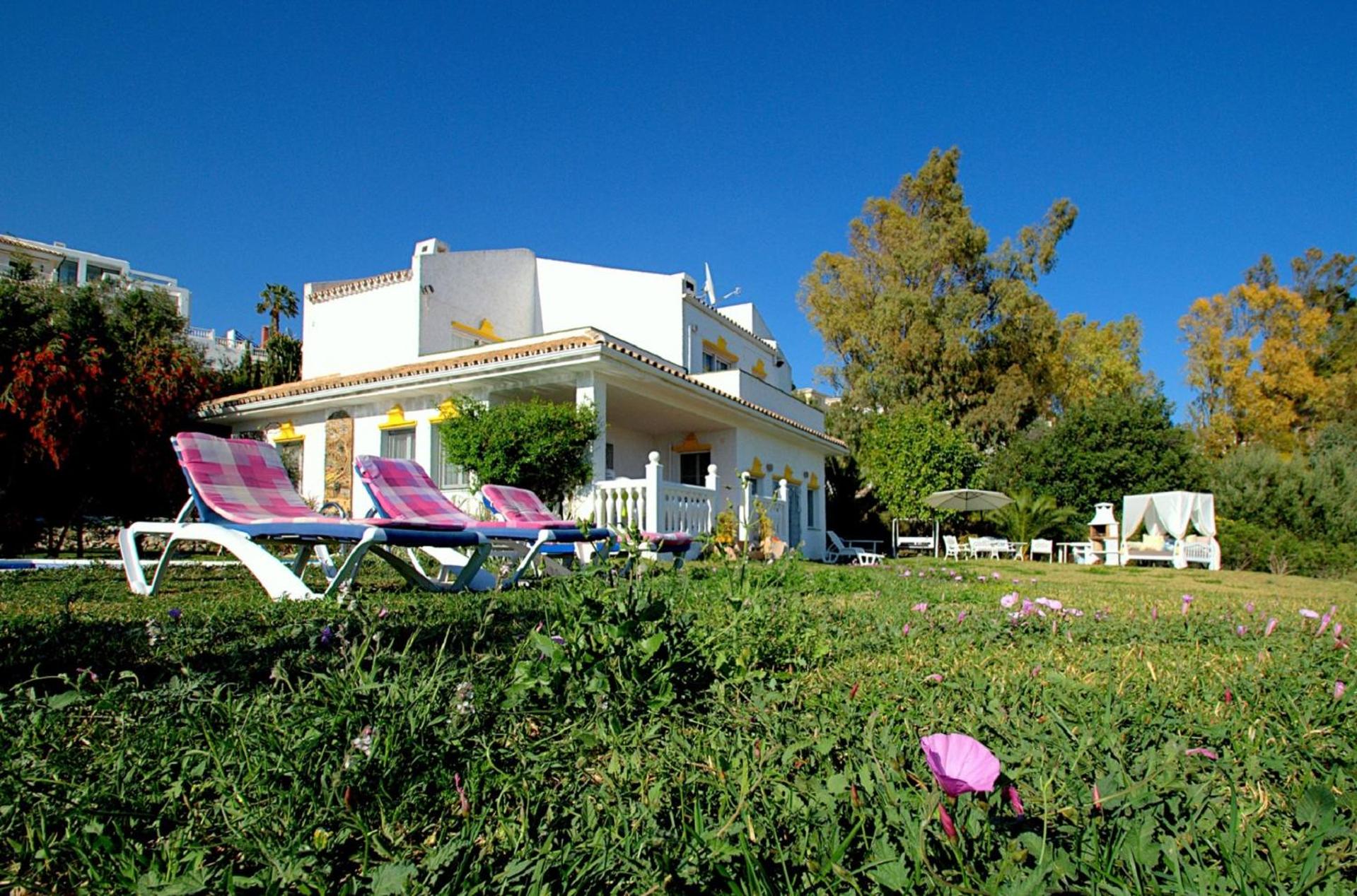 Holiday villa in 10 min from Fuengirola beach with sea views pool BBQ parking WiFi aircon big garden view 2