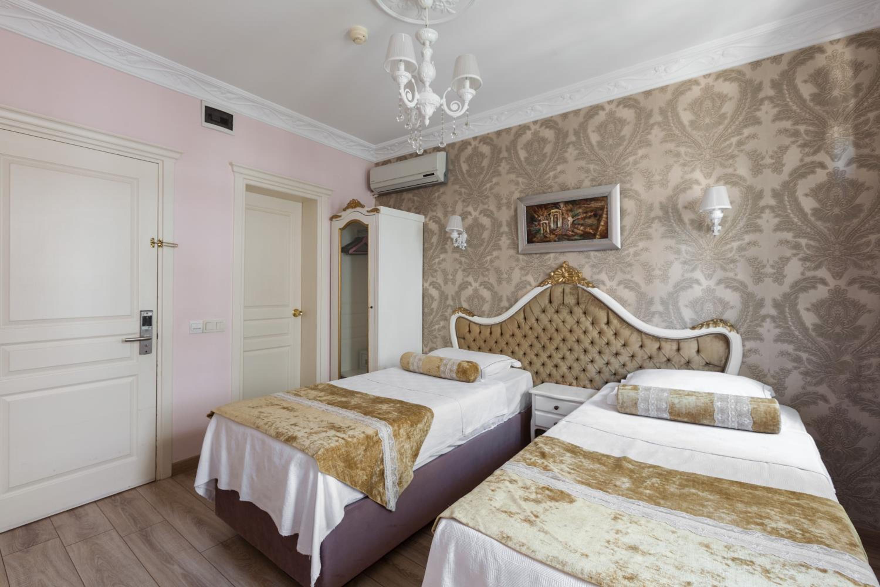 Romantic Hotel Istanbul - Image 32