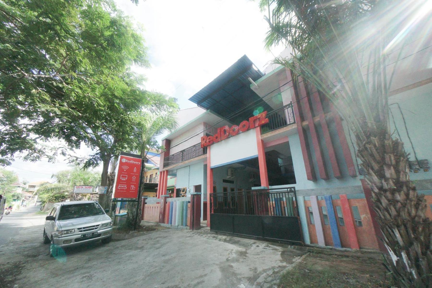 RedDoorz Syariah near Mall Roxy Banyuwangi 2, Banyuwangi - 10