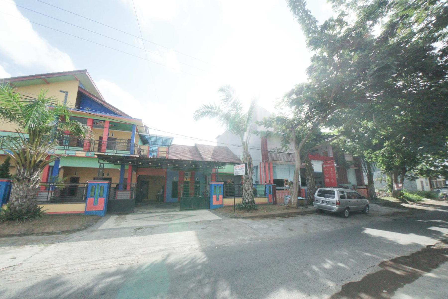 RedDoorz Syariah near Mall Roxy Banyuwangi 2