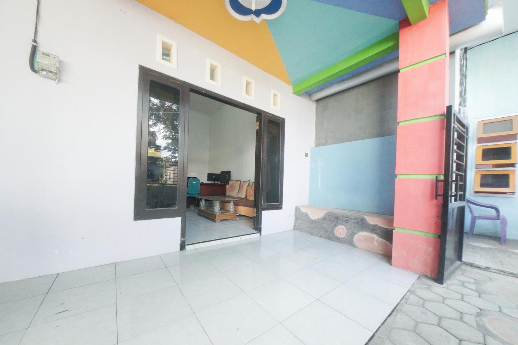 RedDoorz Syariah near Mall Roxy Banyuwangi 2