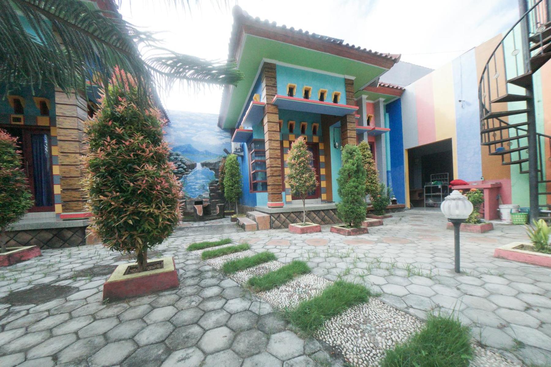 RedDoorz Syariah near Mall Roxy Banyuwangi 2