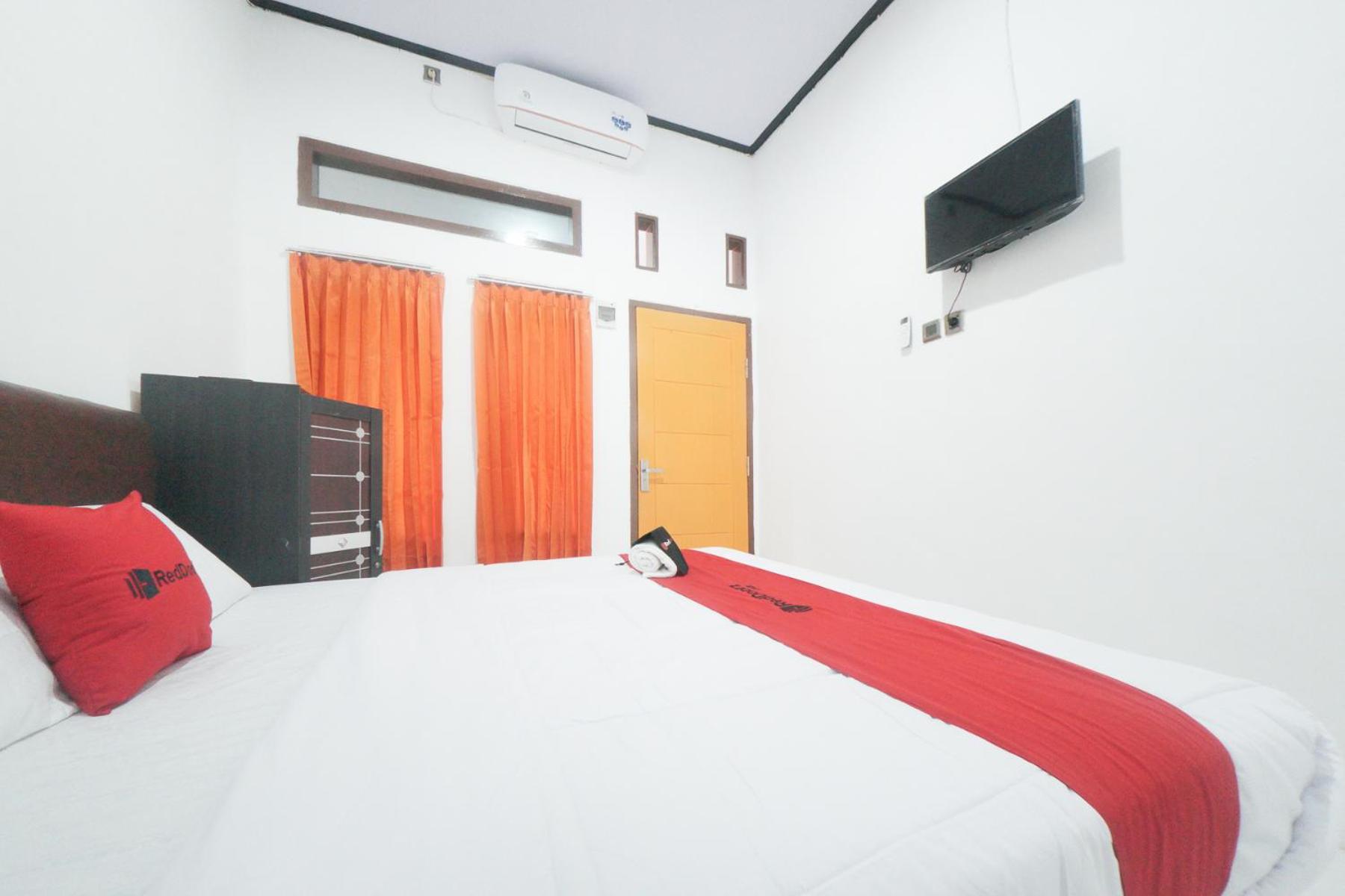 RedDoorz Syariah near Mall Roxy Banyuwangi 2