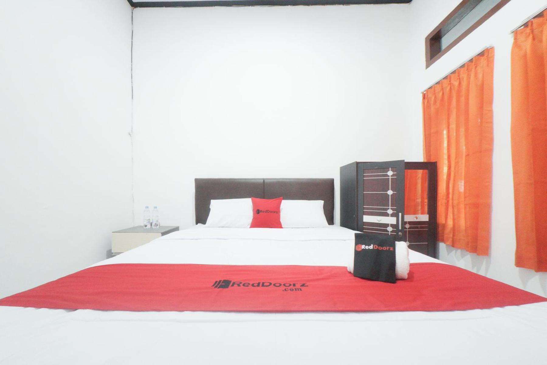 RedDoorz Syariah near Mall Roxy Banyuwangi 2