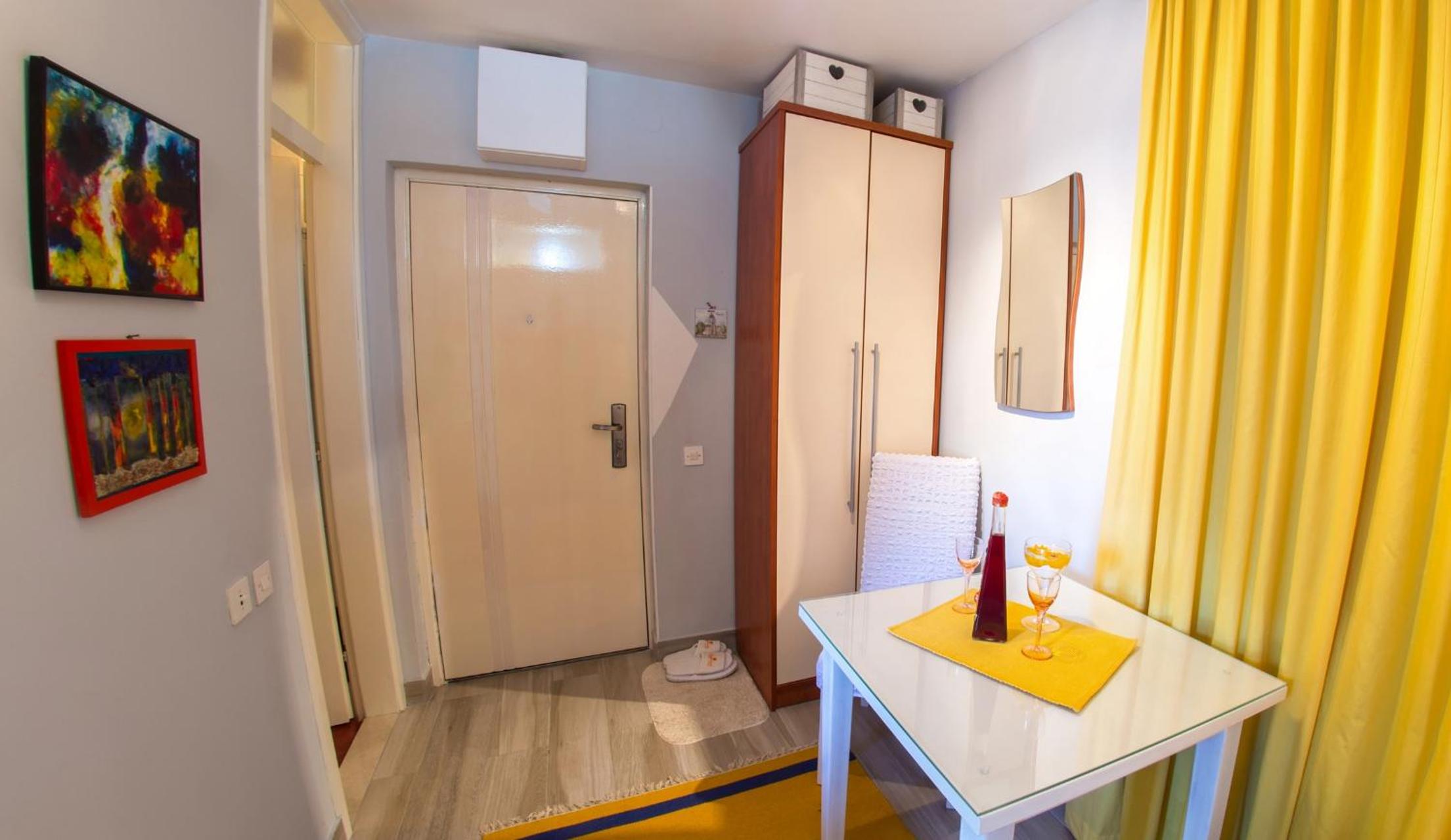 Yellow Lily Mostar Apartman view 4