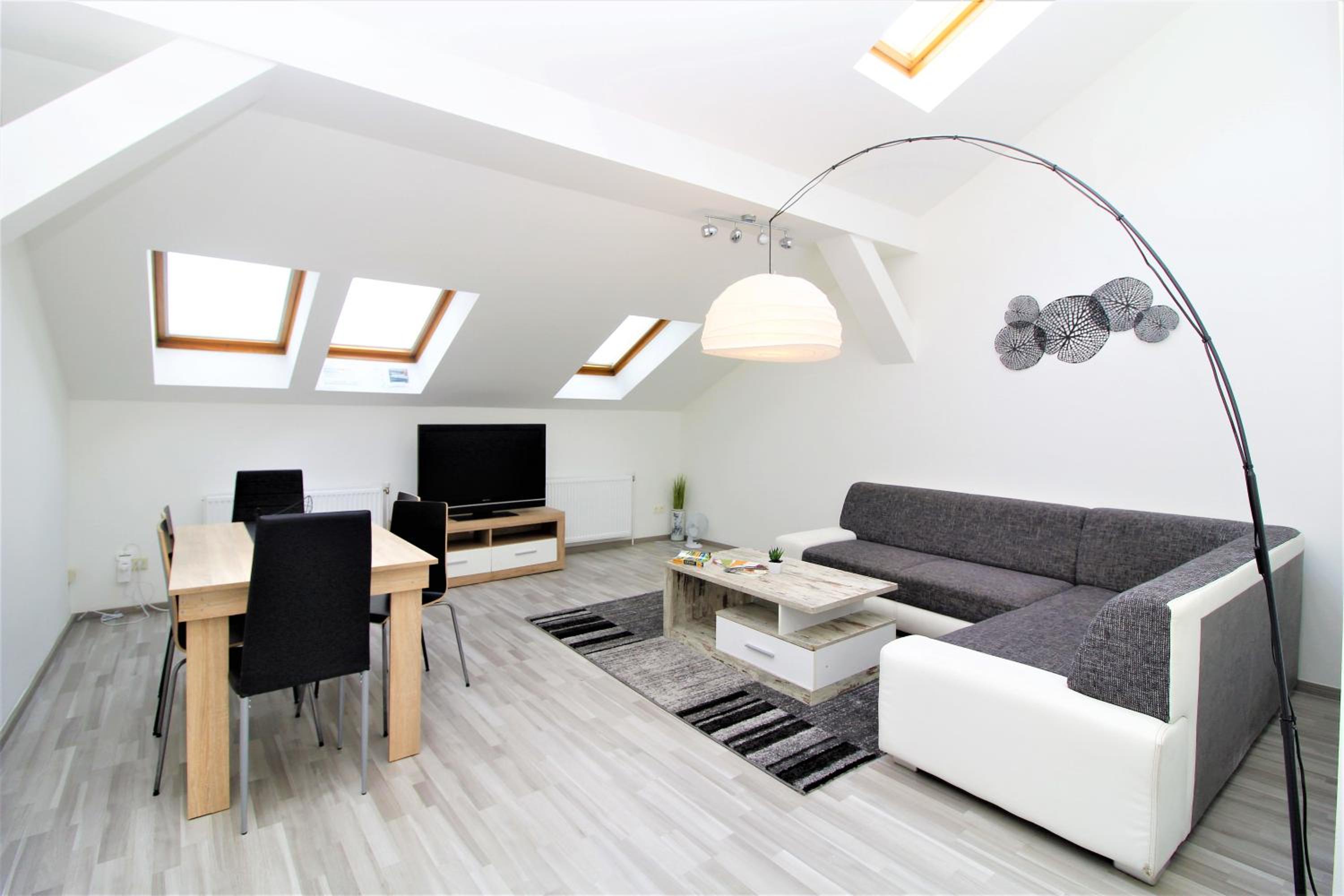 Light-Filled 4-Bedroom Attic Flat with Air Conditioning