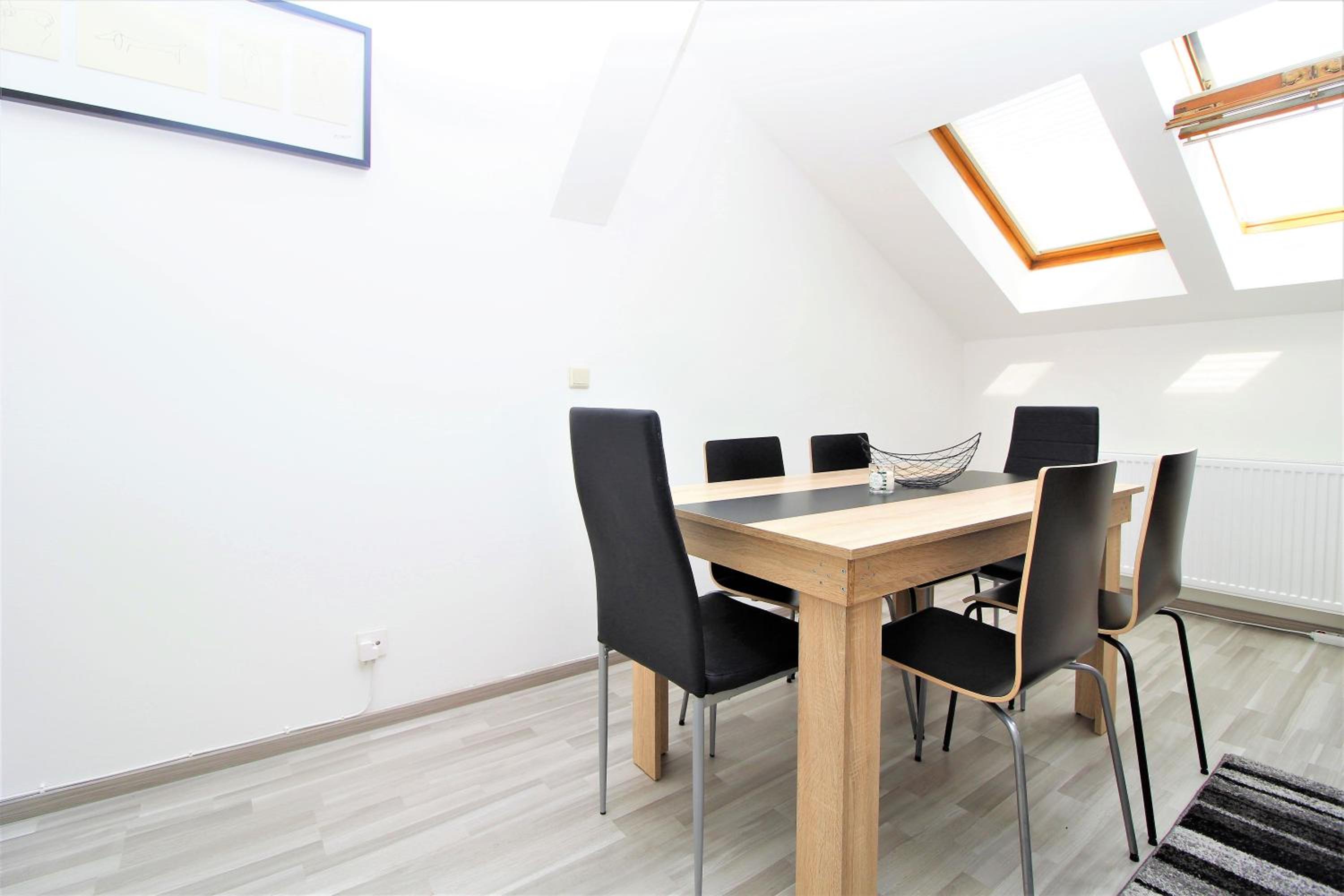 Light-Filled 4-Bedroom Attic Flat with Air Conditioning