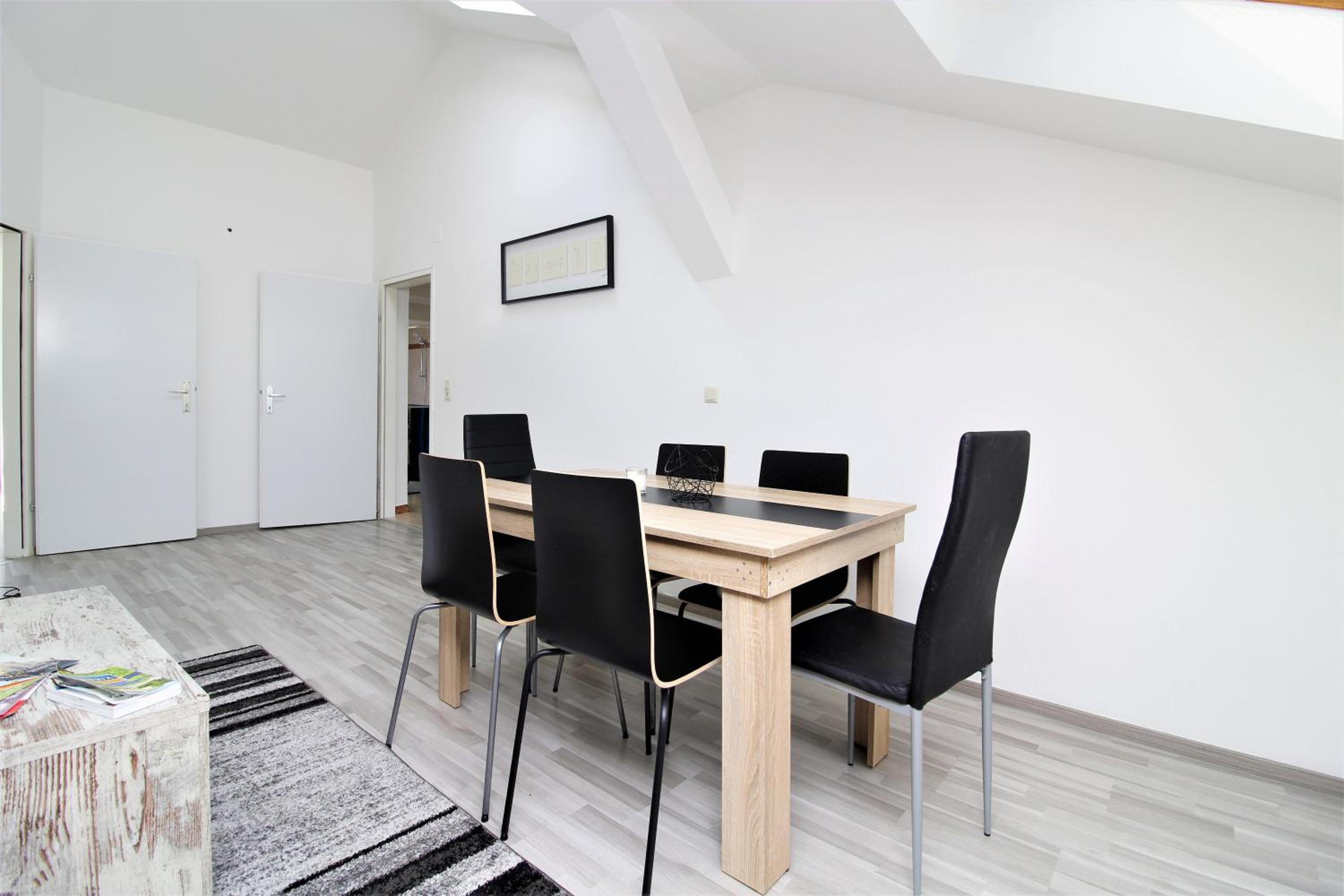 Light-Filled 4-Bedroom Attic Flat with Air Conditioning