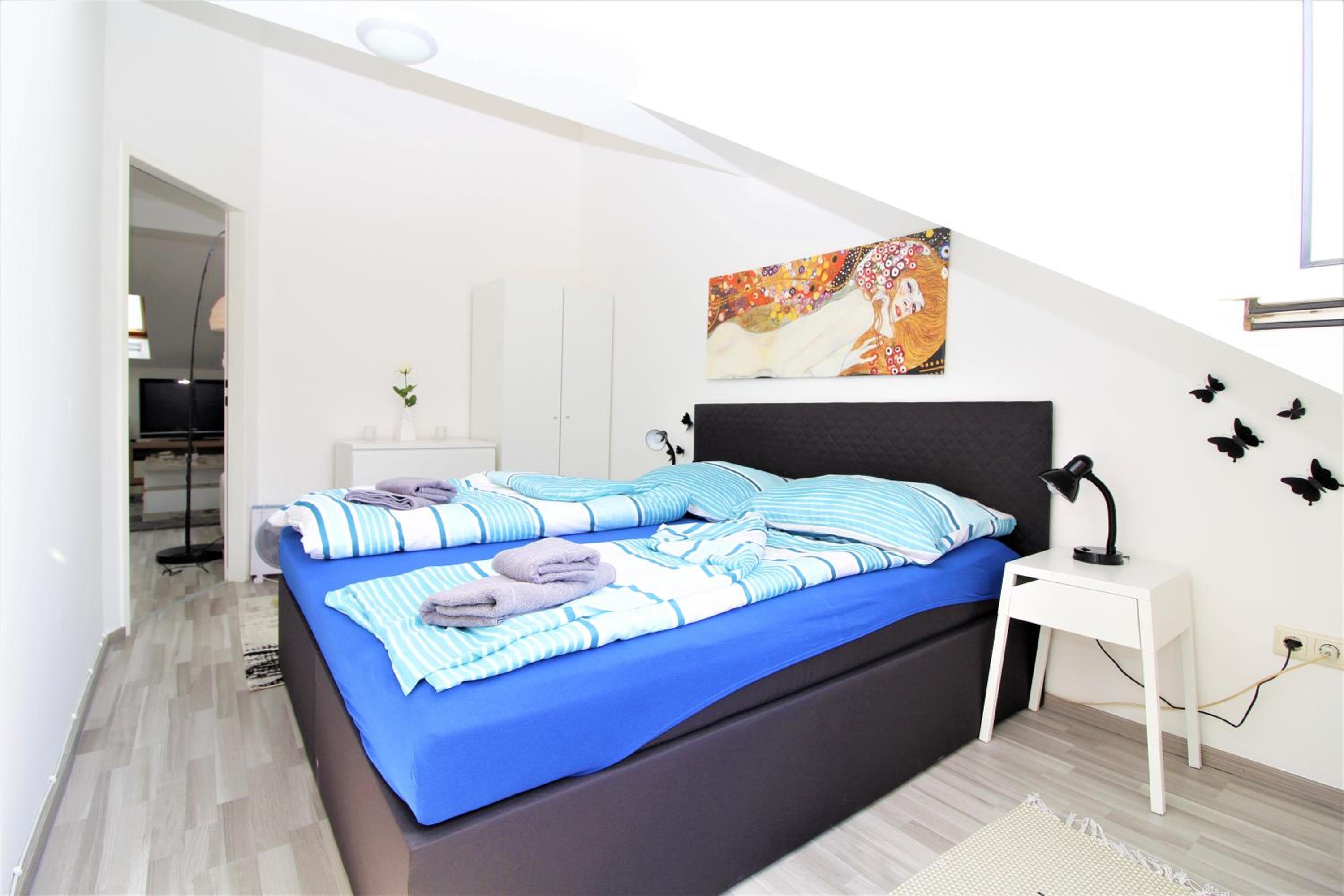 Light-Filled 4-Bedroom Attic Flat with Air Conditioning