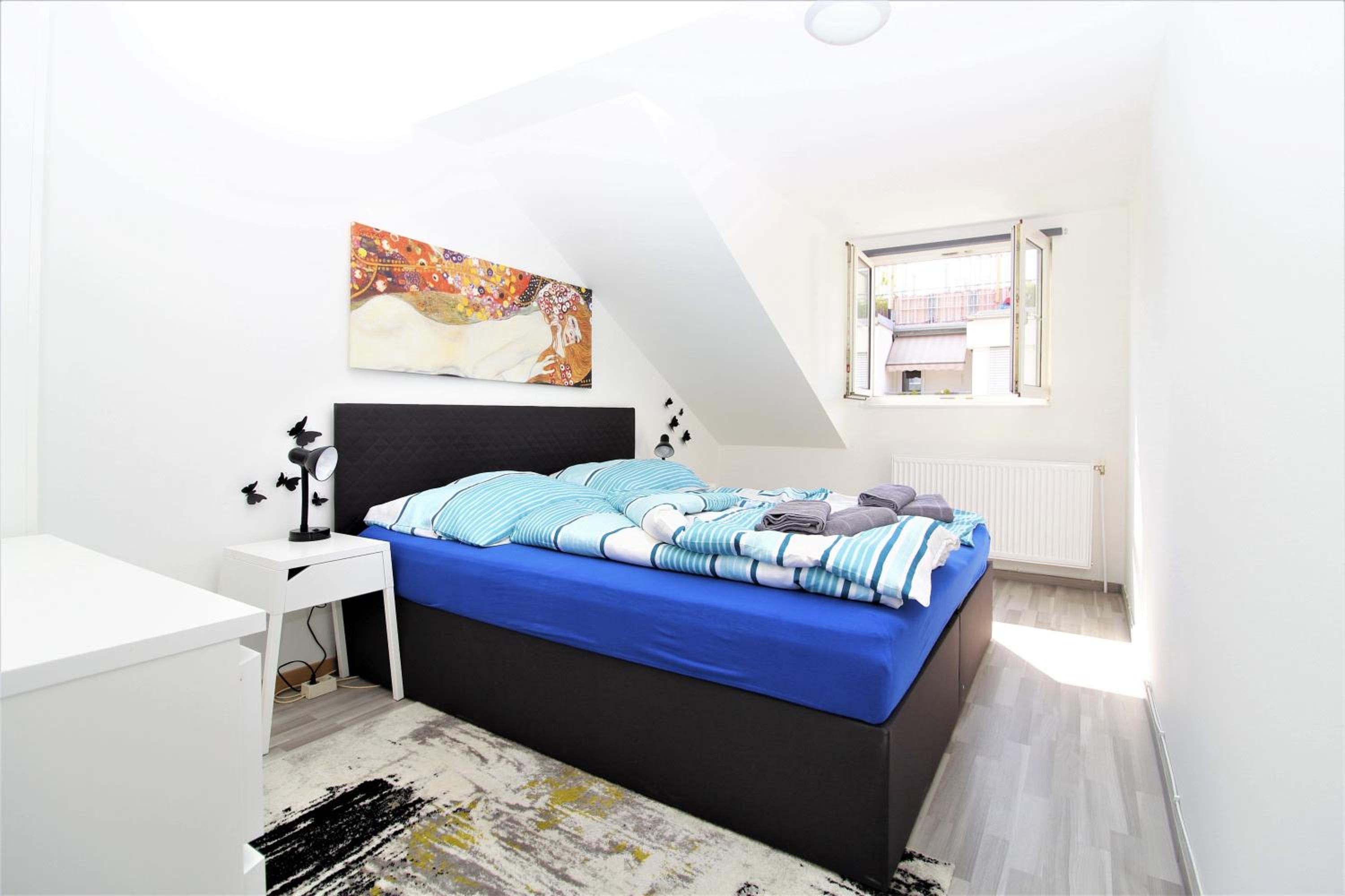 Light-Filled 4-Bedroom Attic Flat with Air Conditioning