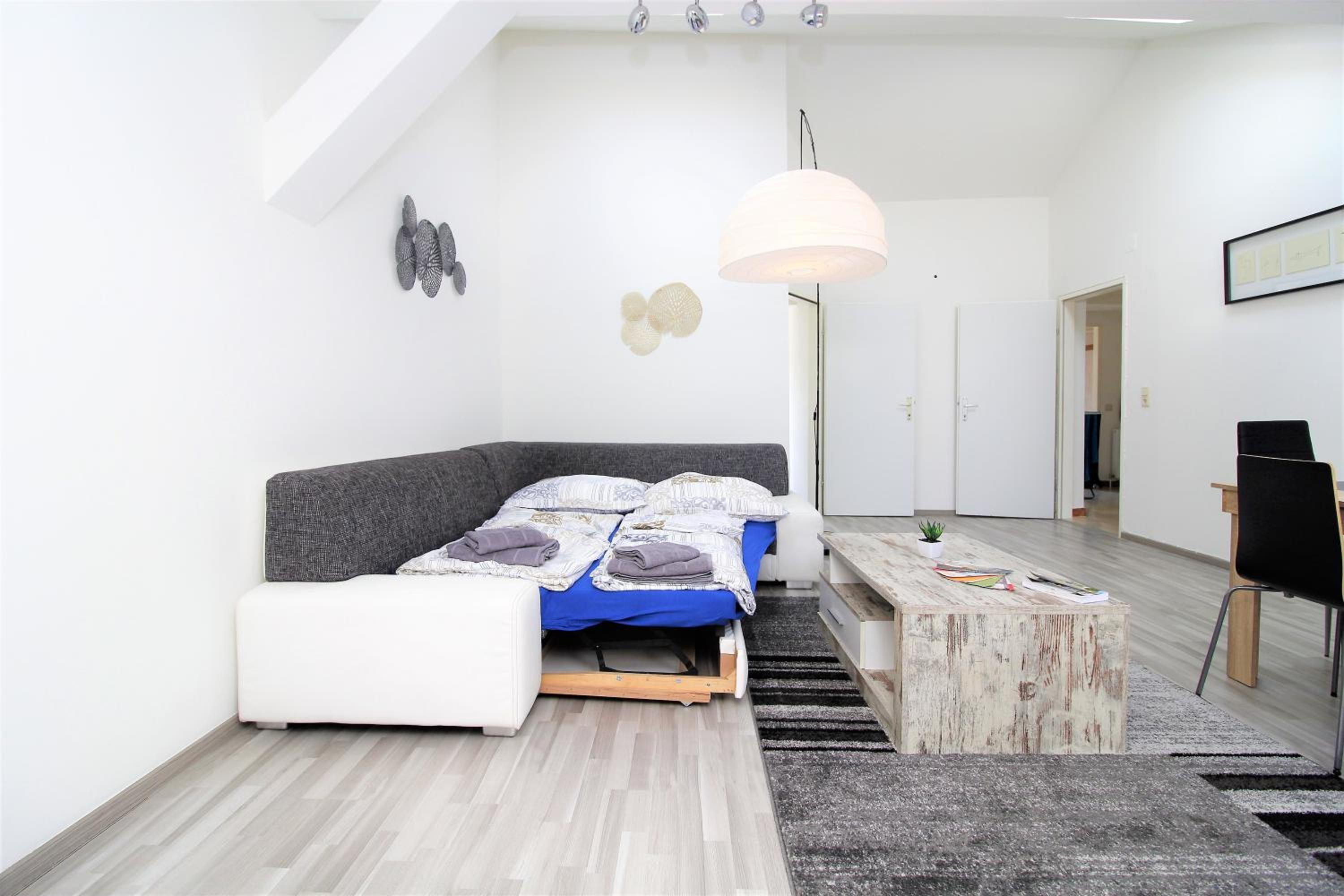Light-Filled 4-Bedroom Attic Flat with Air Conditioning