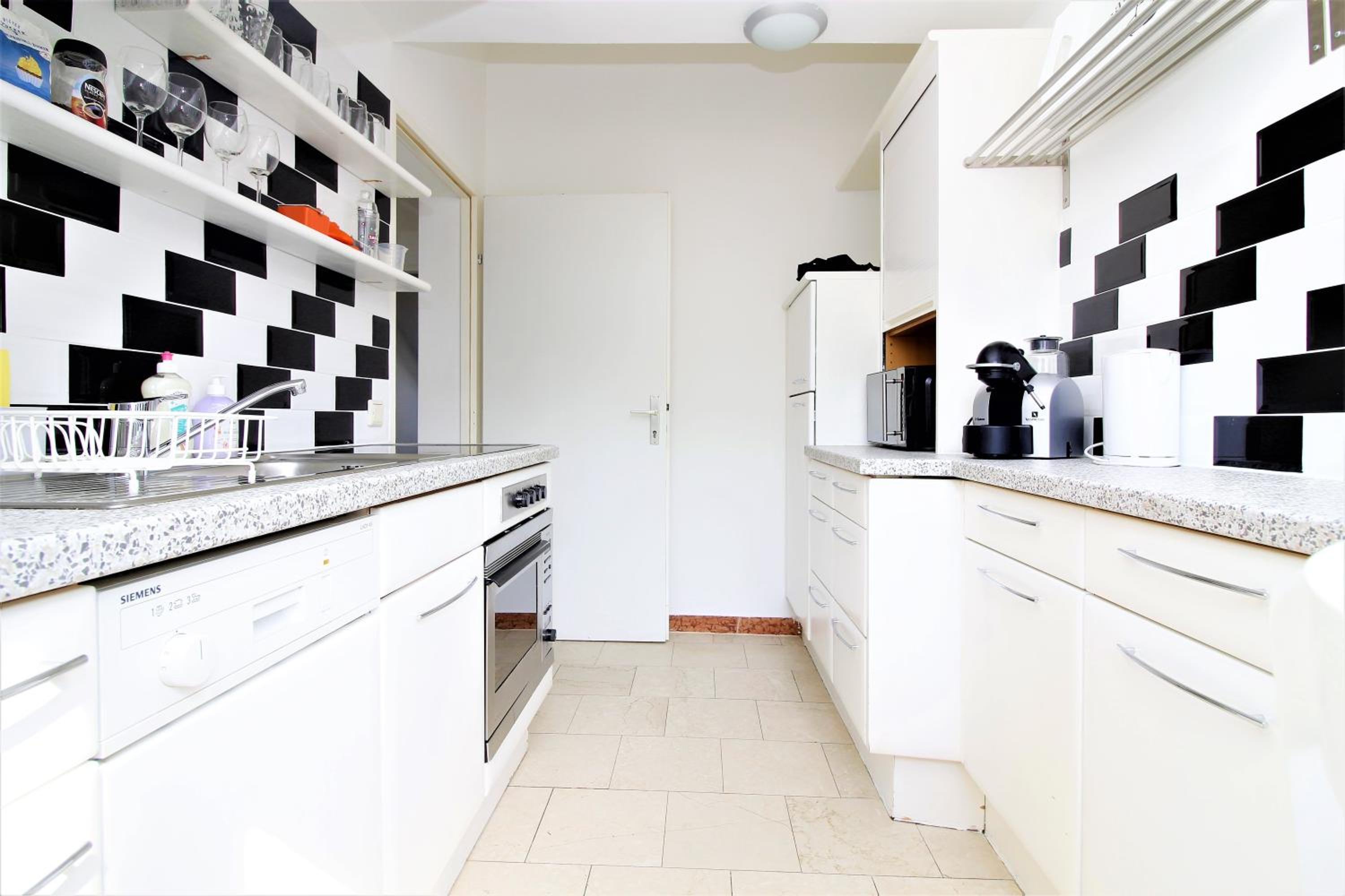 Light-Filled 4-Bedroom Attic Flat with Air Conditioning
