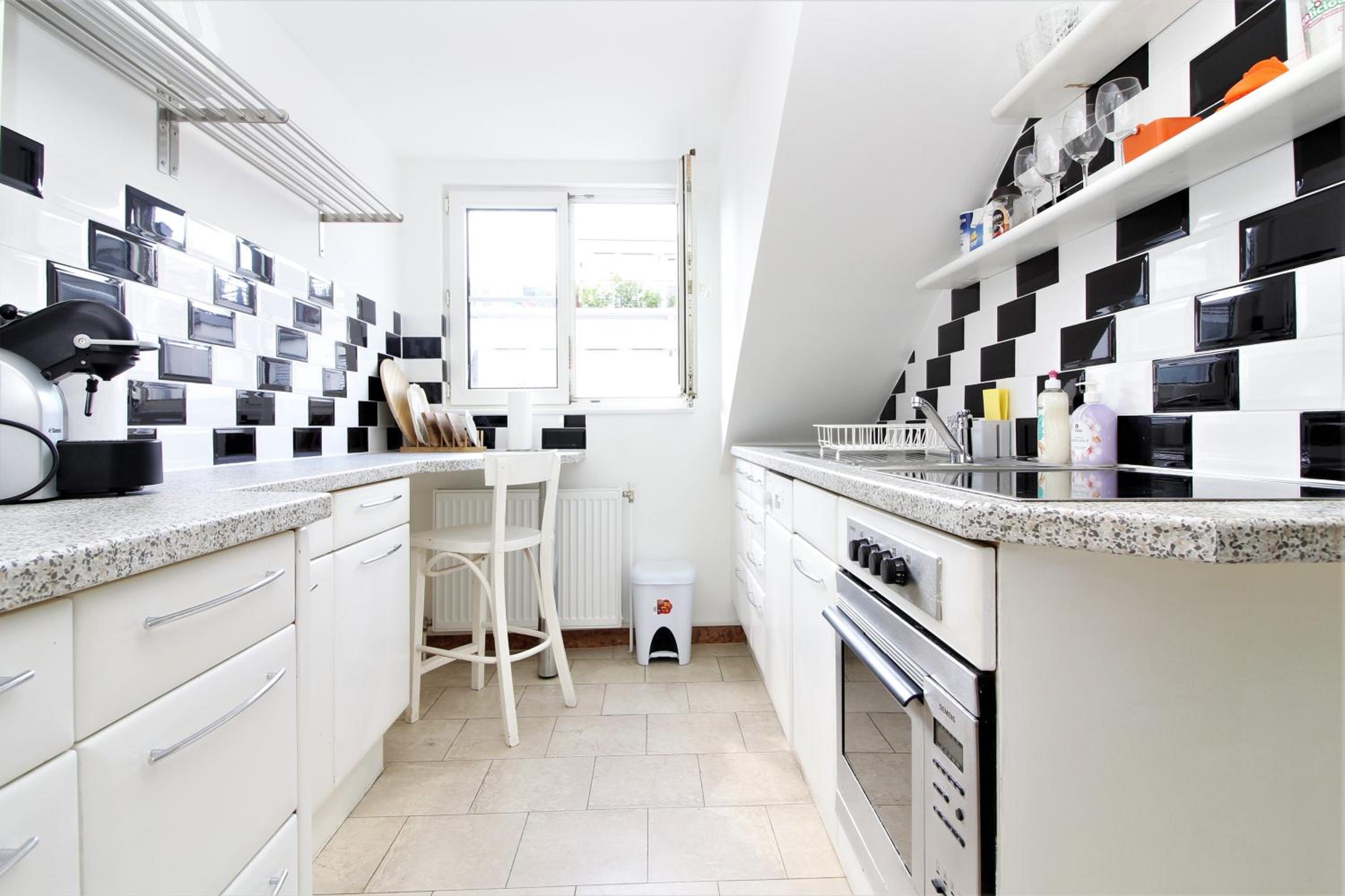 Light-Filled 4-Bedroom Attic Flat with Air Conditioning