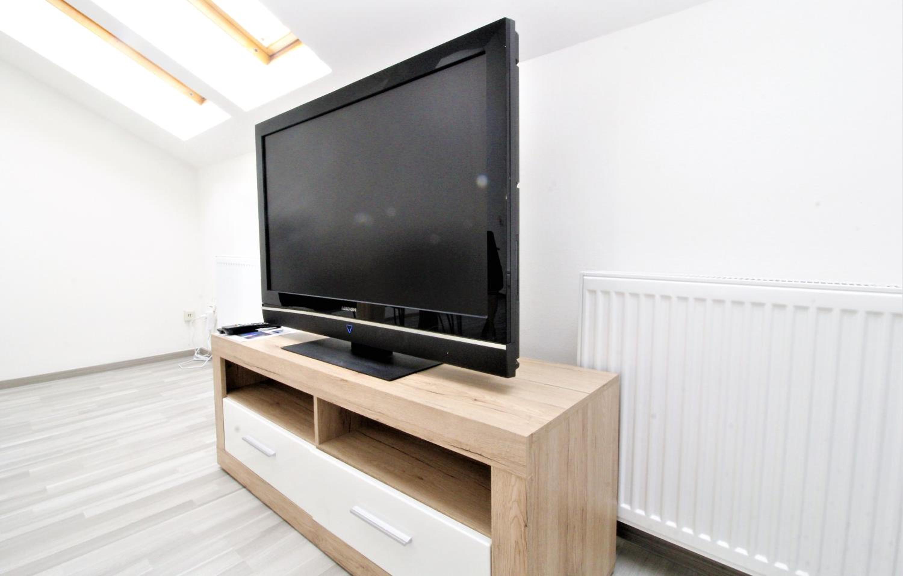 Light-Filled 4-Bedroom Attic Flat with Air Conditioning
