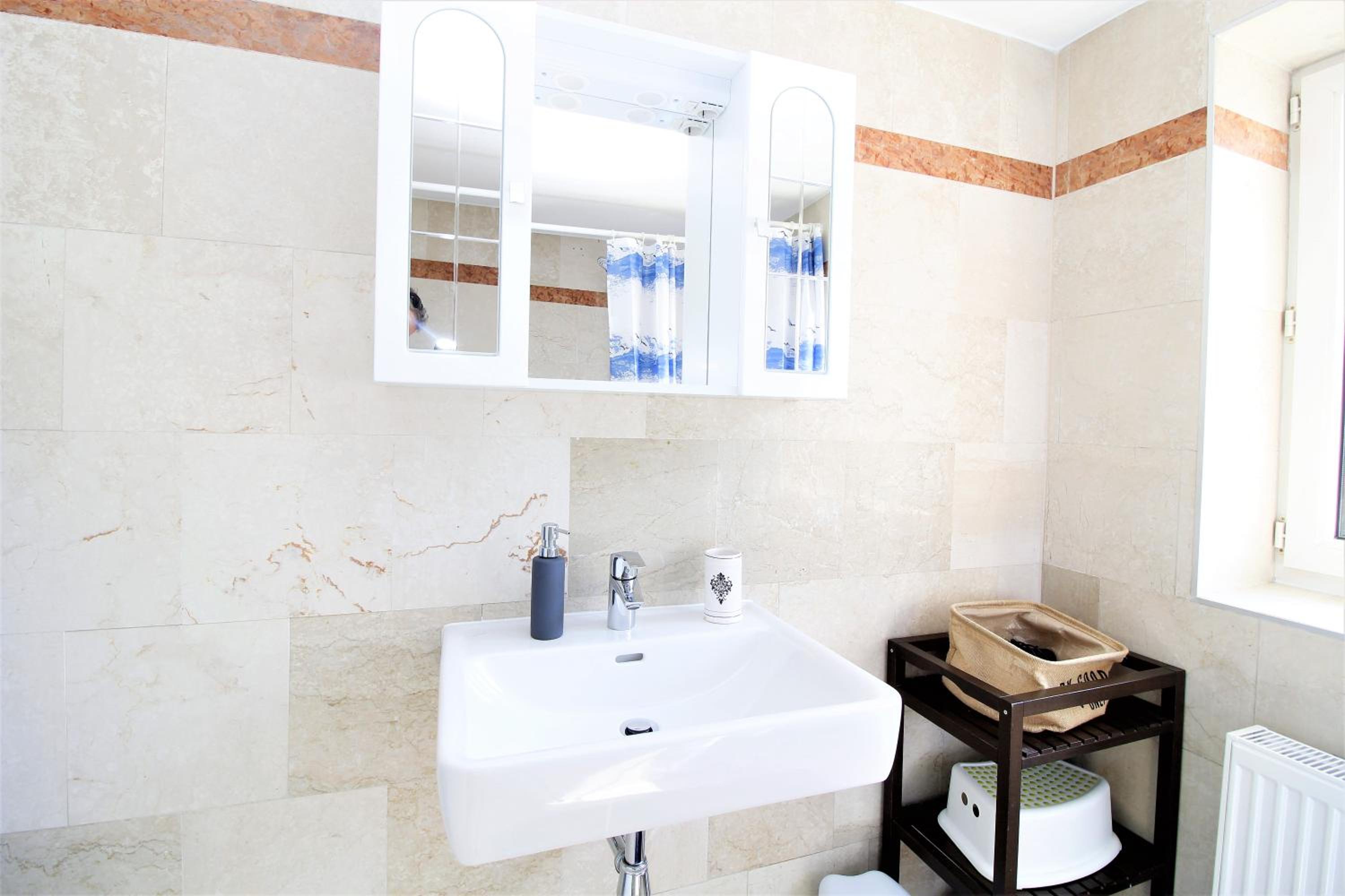 Light-Filled 4-Bedroom Attic Flat with Air Conditioning