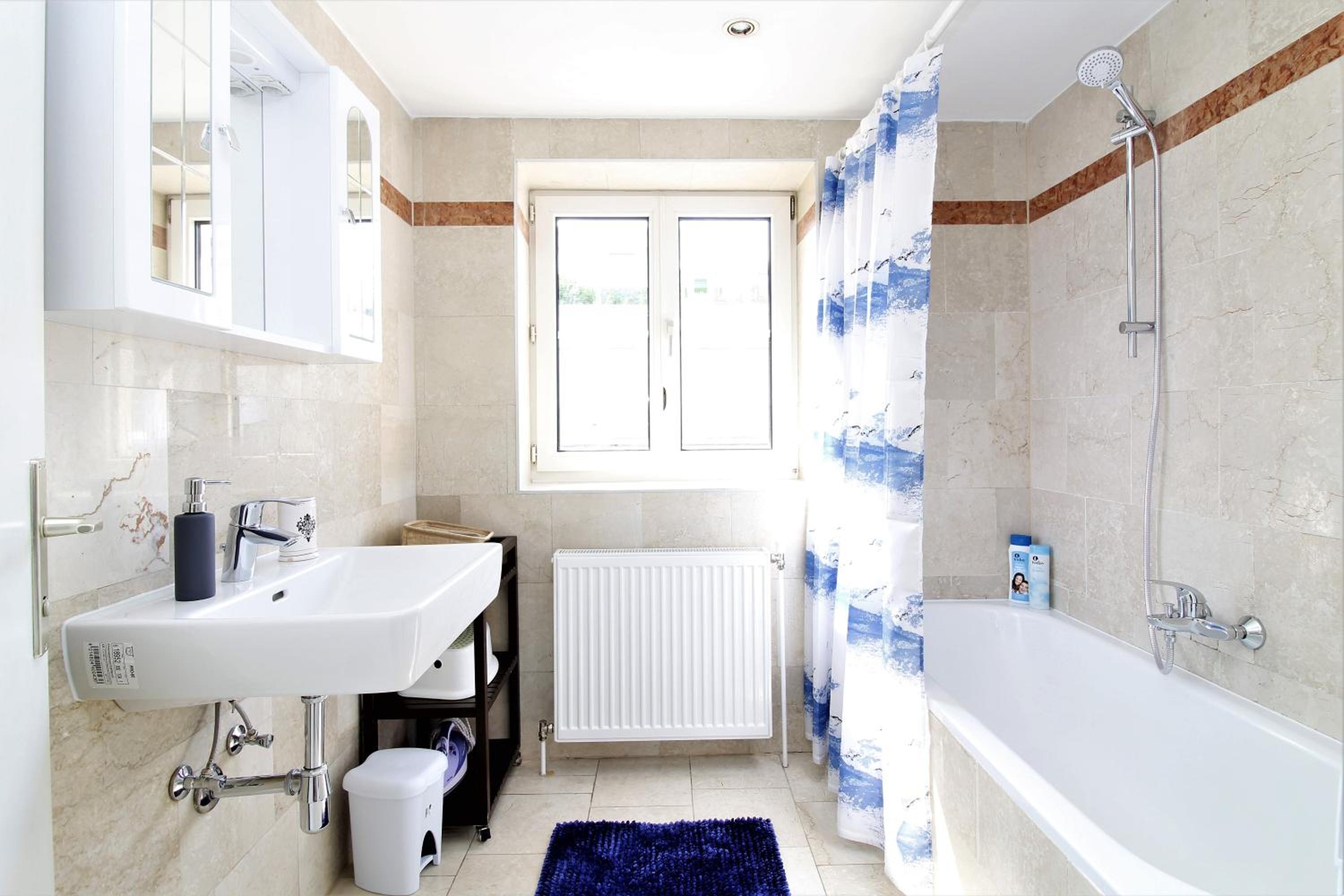 Light-Filled 4-Bedroom Attic Flat with Air Conditioning