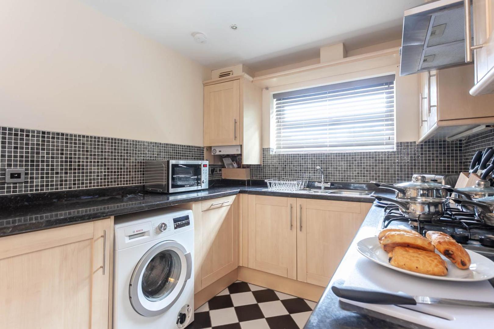4 bed home, driveway parking ideally located in Latchford, Warrington - Executive St Marys House view 3