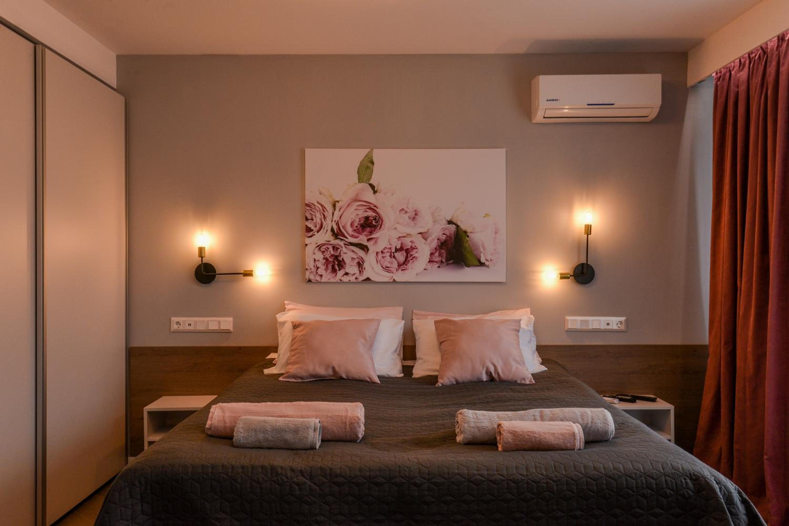 ROSÉ one bedroom designer apartment in city centre by Flat Mаnager view 5