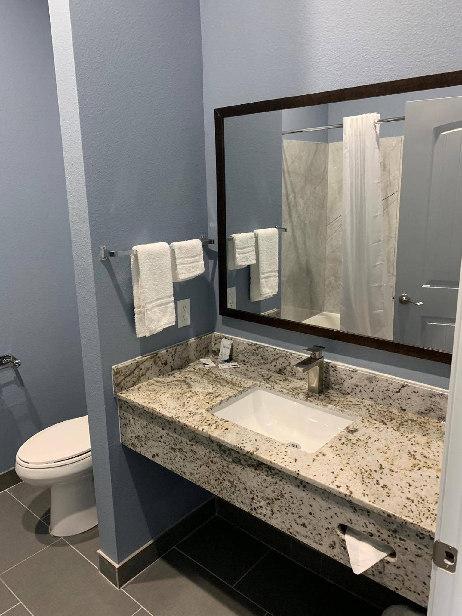 Scottish Inns and Suites Scarsdale view 3