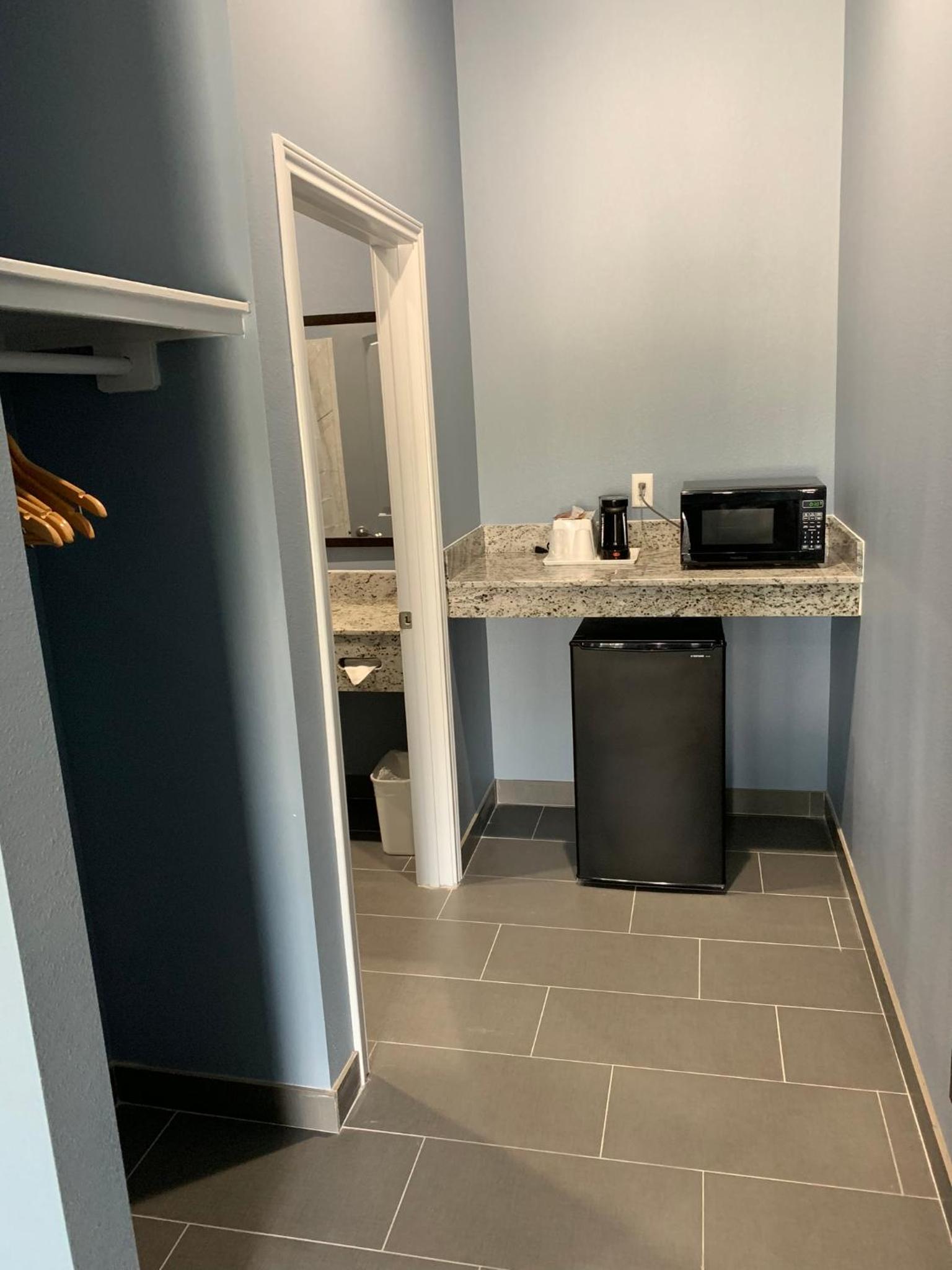 Scottish Inns and Suites Scarsdale view 4