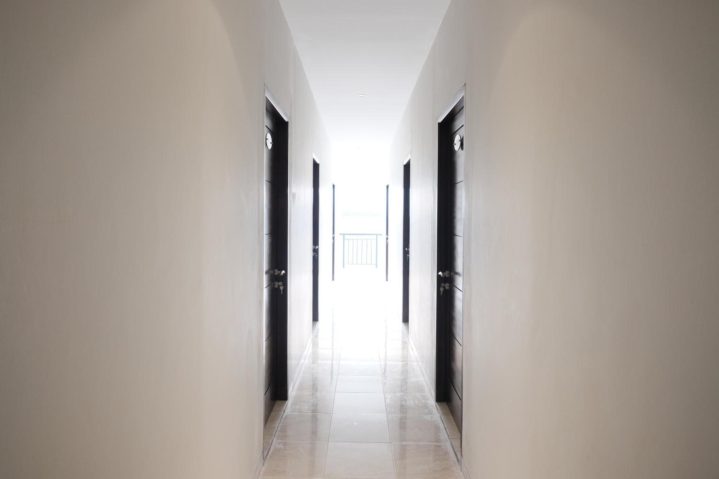 RedDoorz near Taman Palem view 2