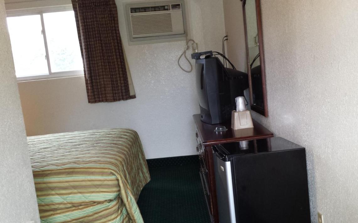 Hallmark Motel