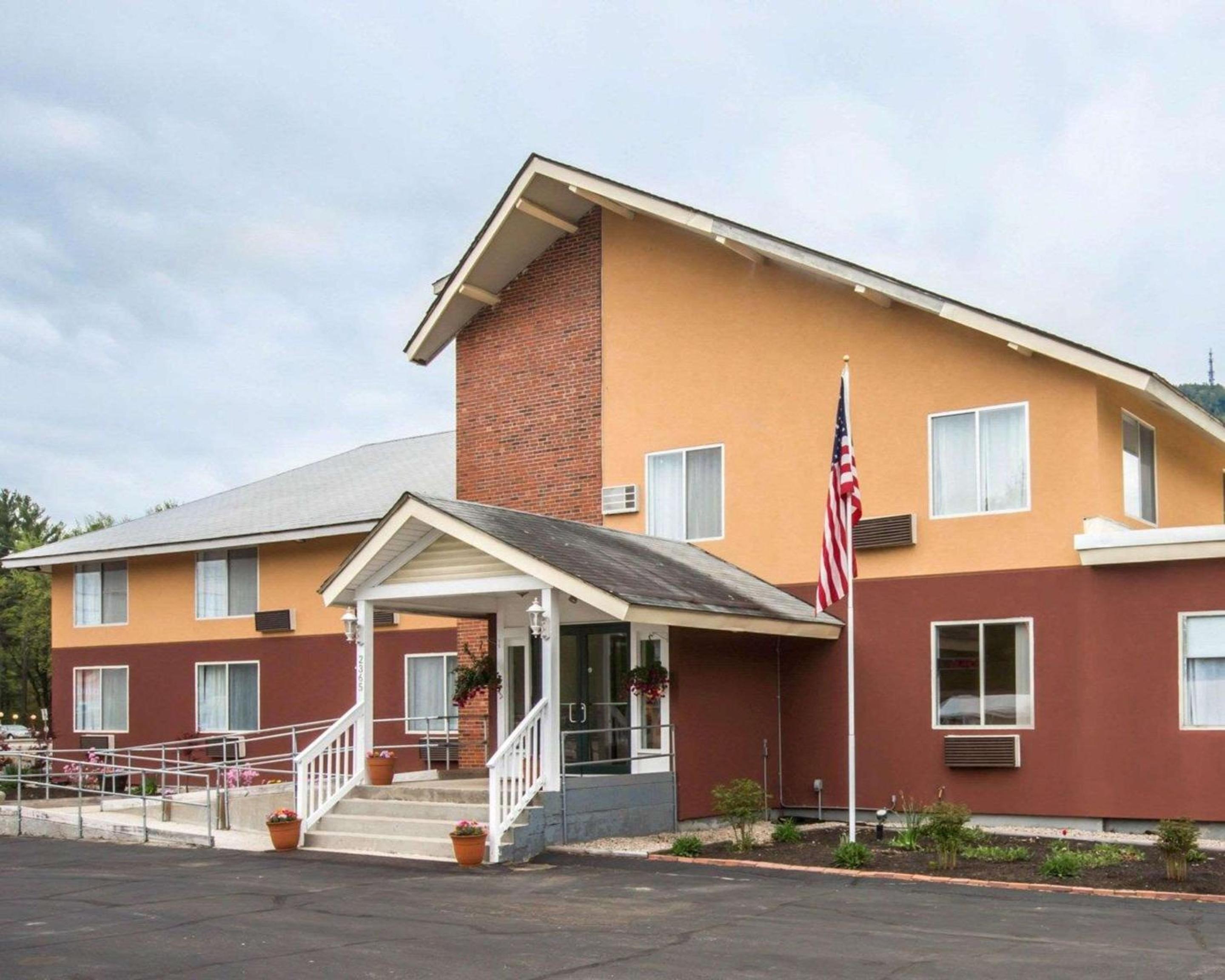 Econo Lodge Lakes Region view 3