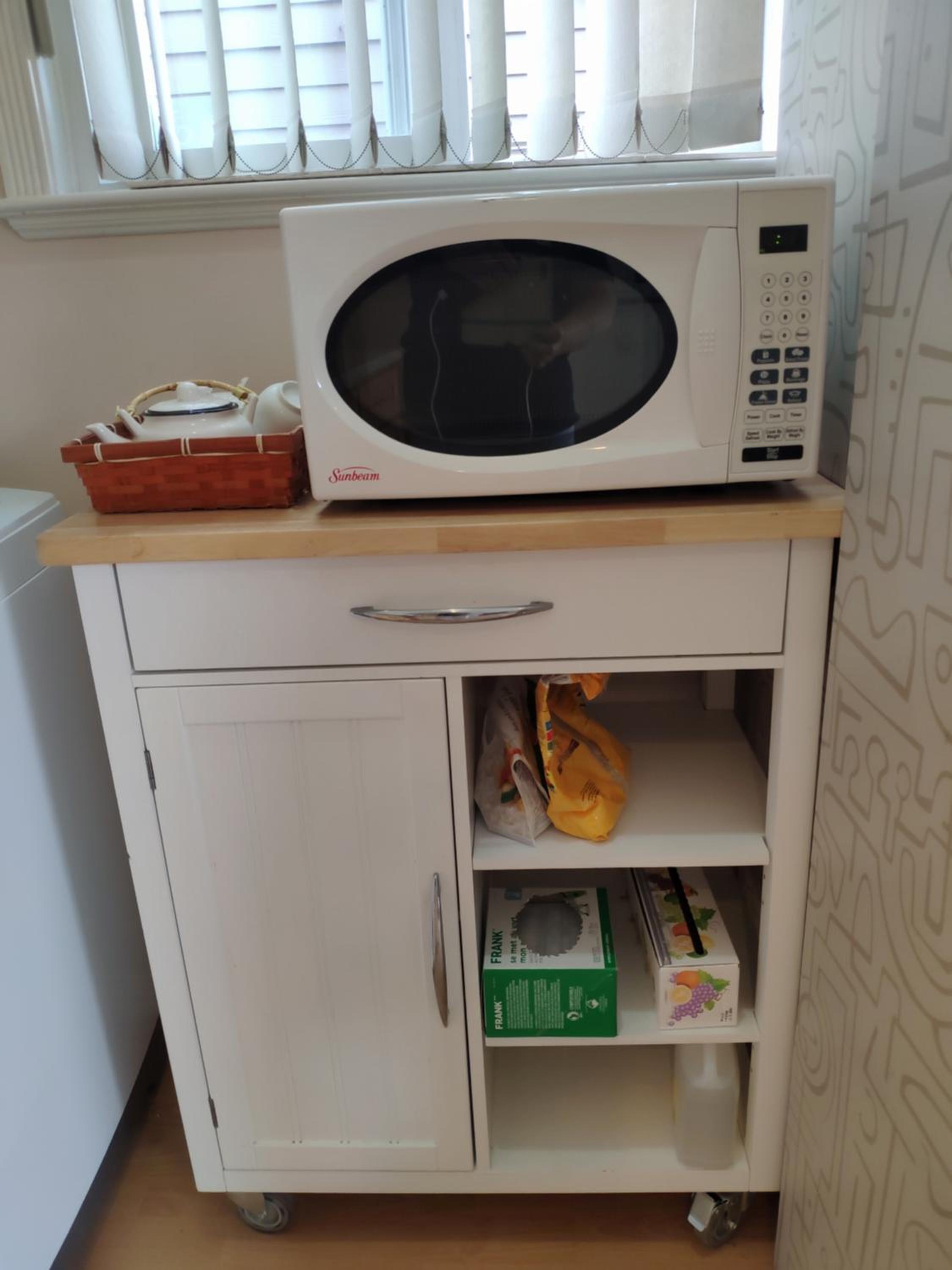 Helen's House / Close to Skytrain and Airport