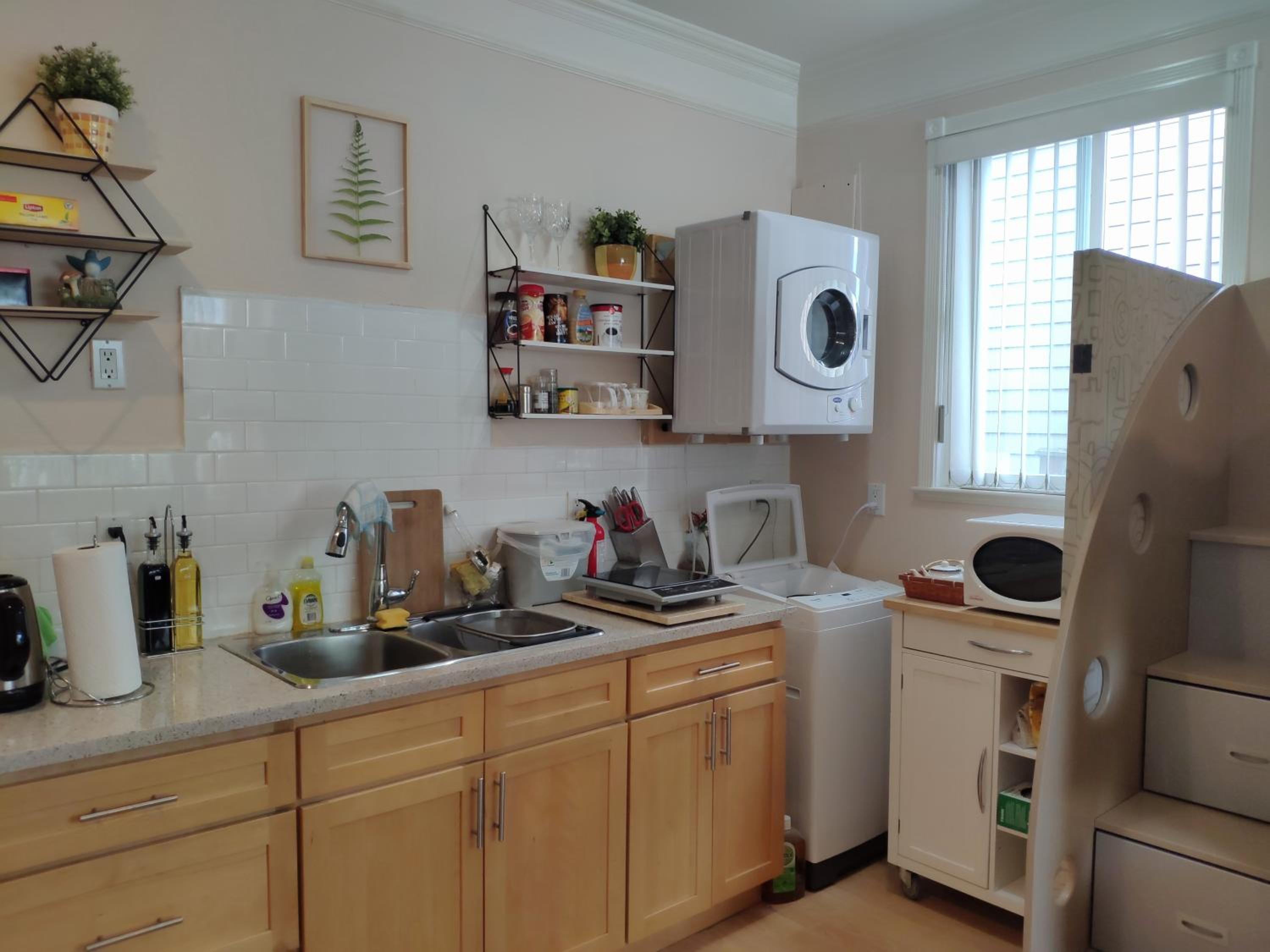 Helen's House / Close to Skytrain and Airport