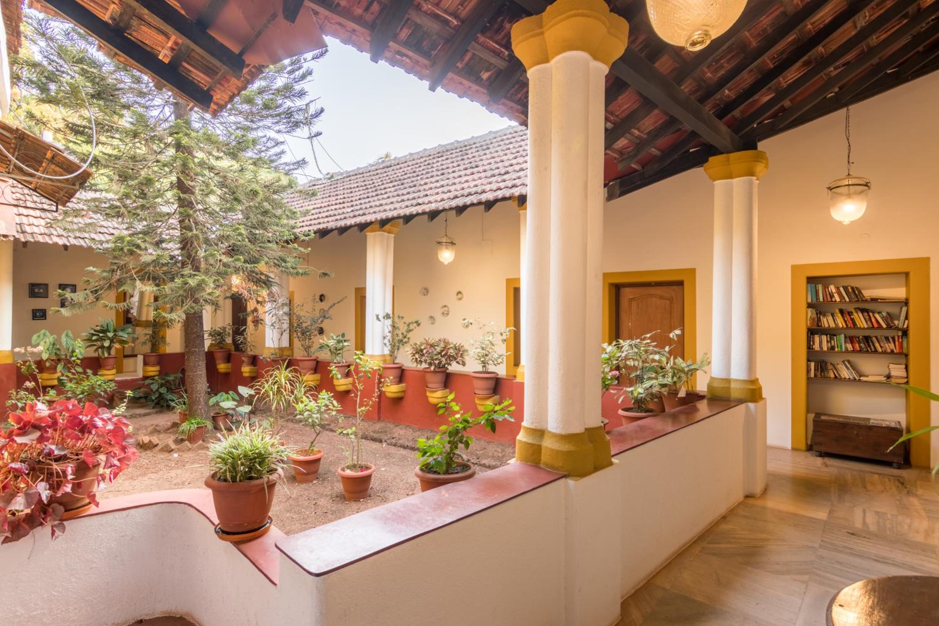 Granpa's Inn Hotel Bougainvillea