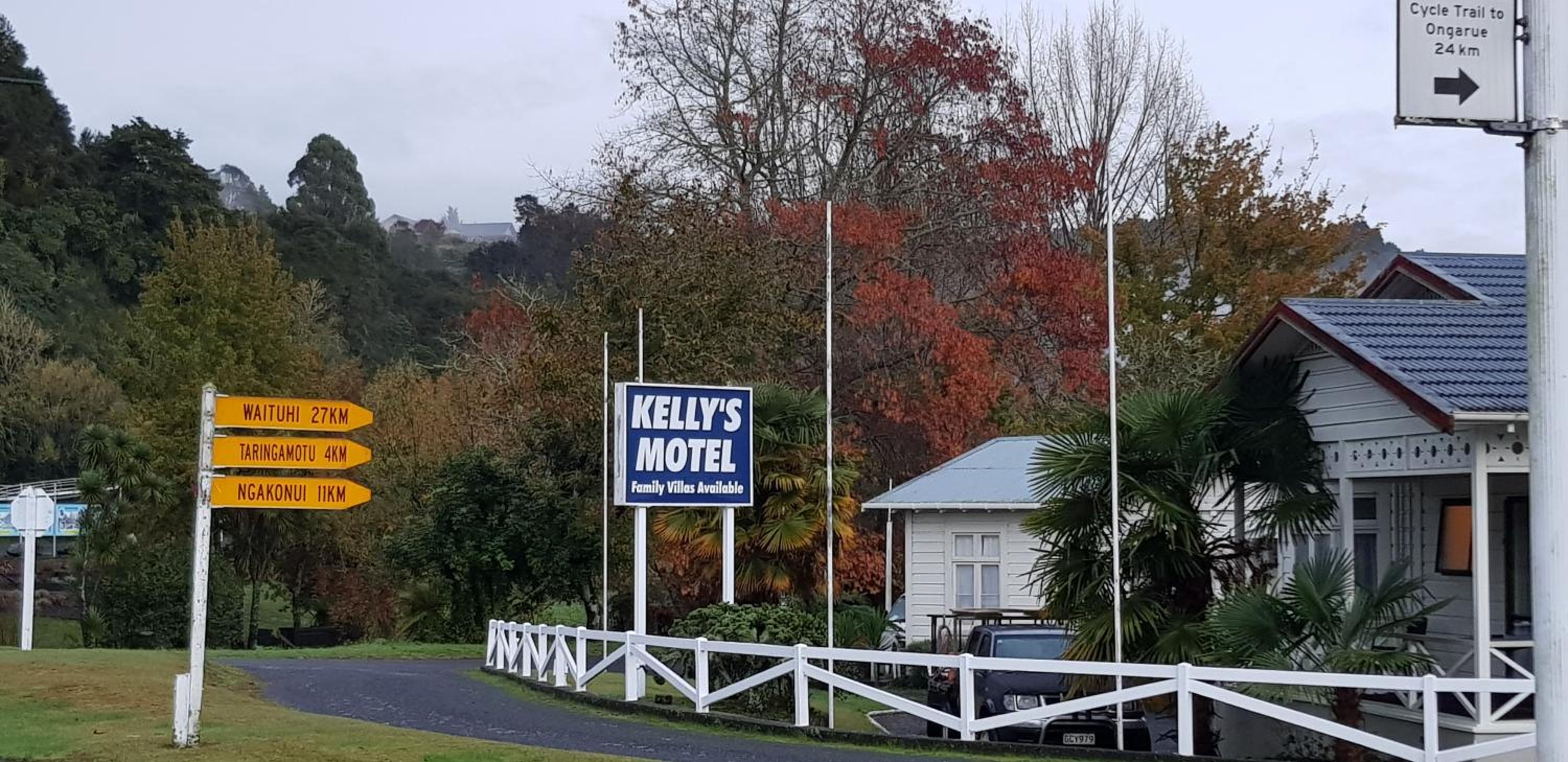 Kelly's Riverside Motel