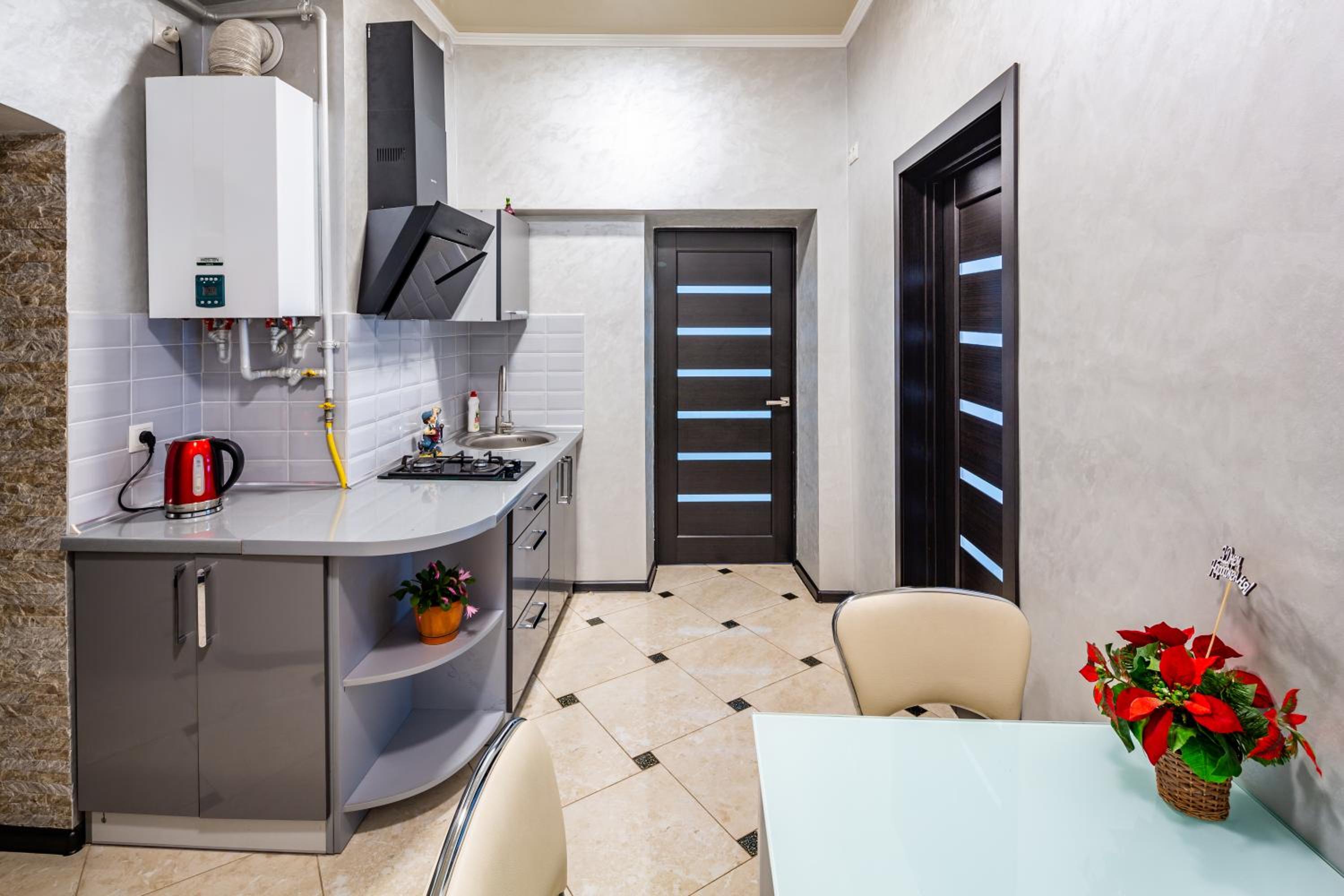 LeoApart near Rynok Square with 2 bedroom with balcony view 4