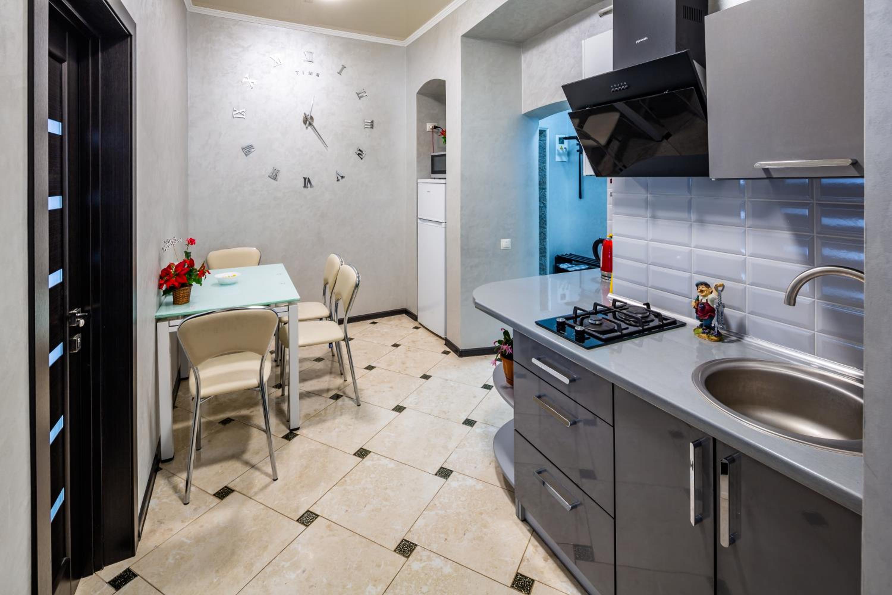 LeoApart near Rynok Square with 2 bedroom with balcony view 5