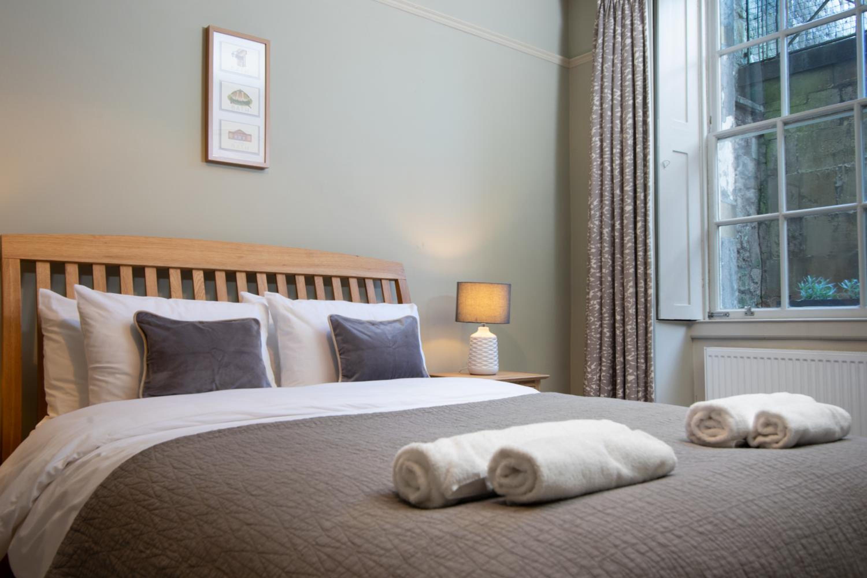 Stunning Royal Crescent Apartment with 3 Bedrooms