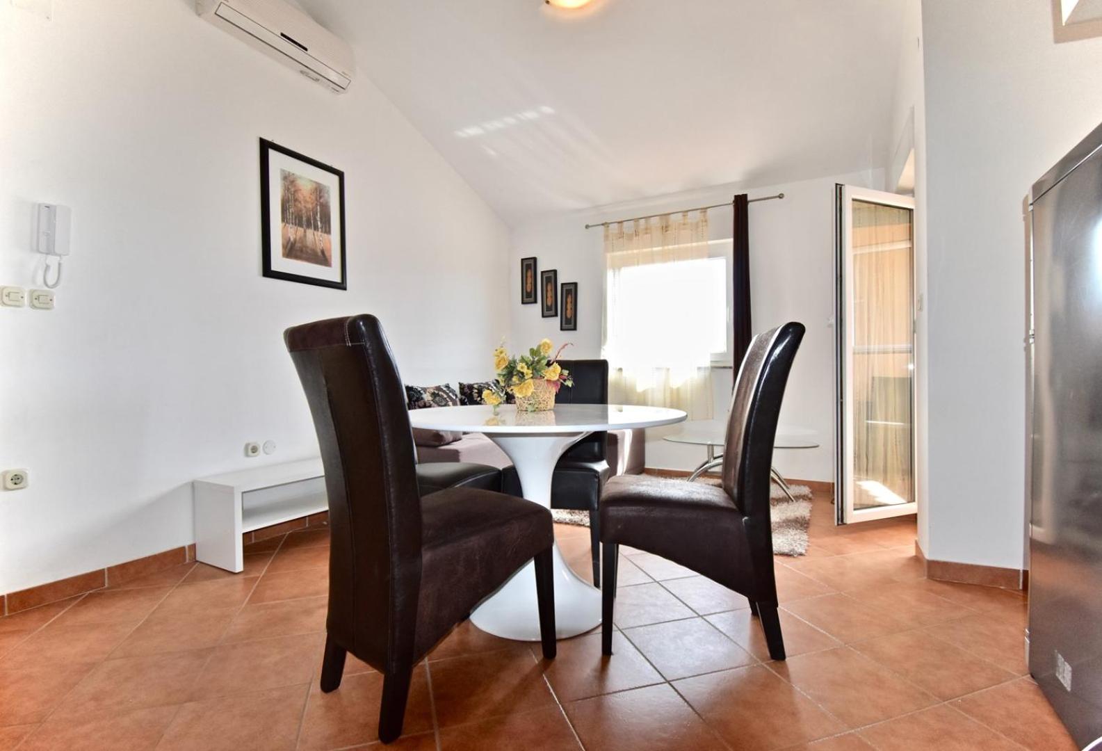 Comfortable apartment near the Hidrobaza beach view 5