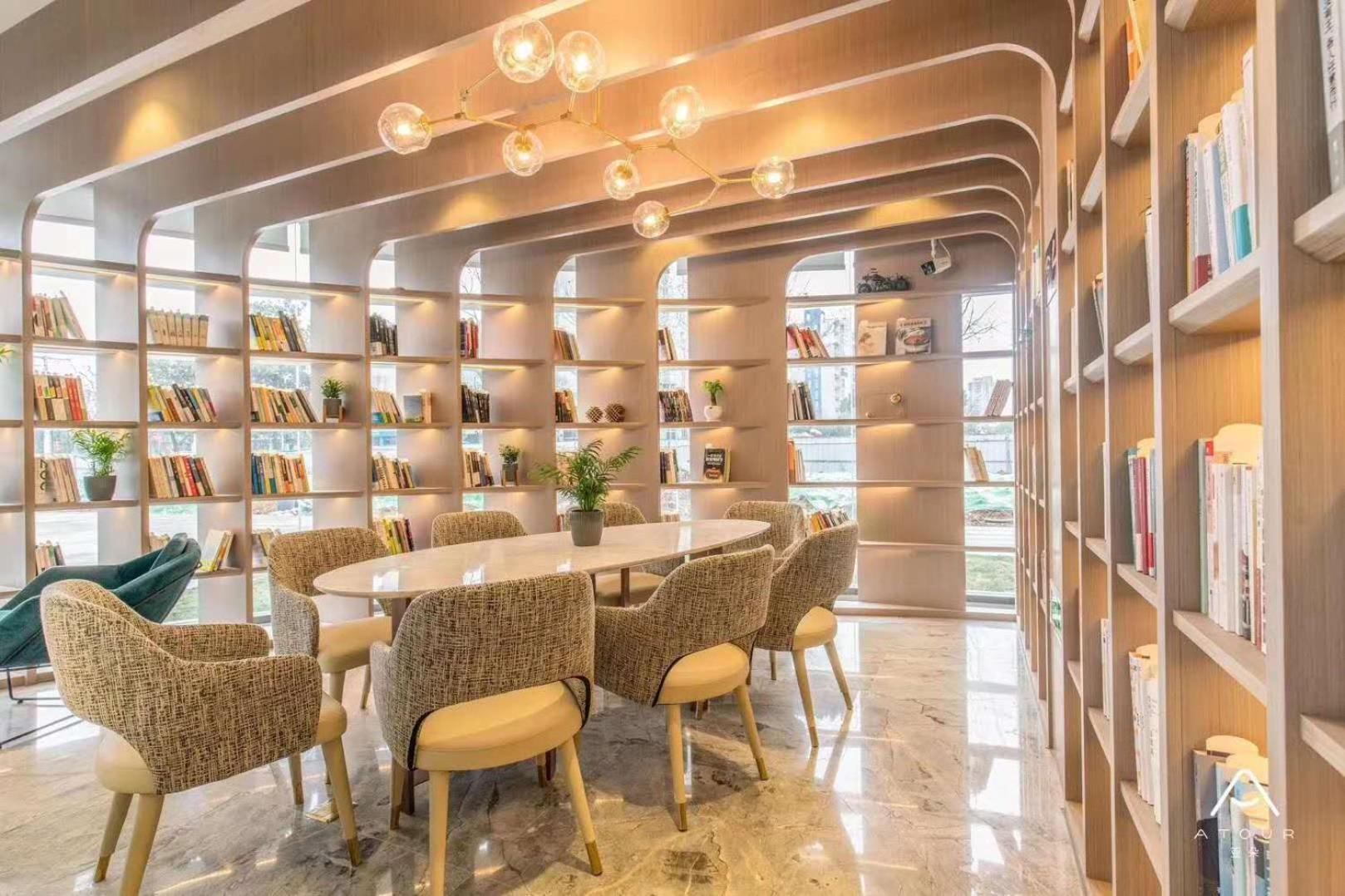 Atour Hotel (Nanjing Zhushan Road Metro Station)