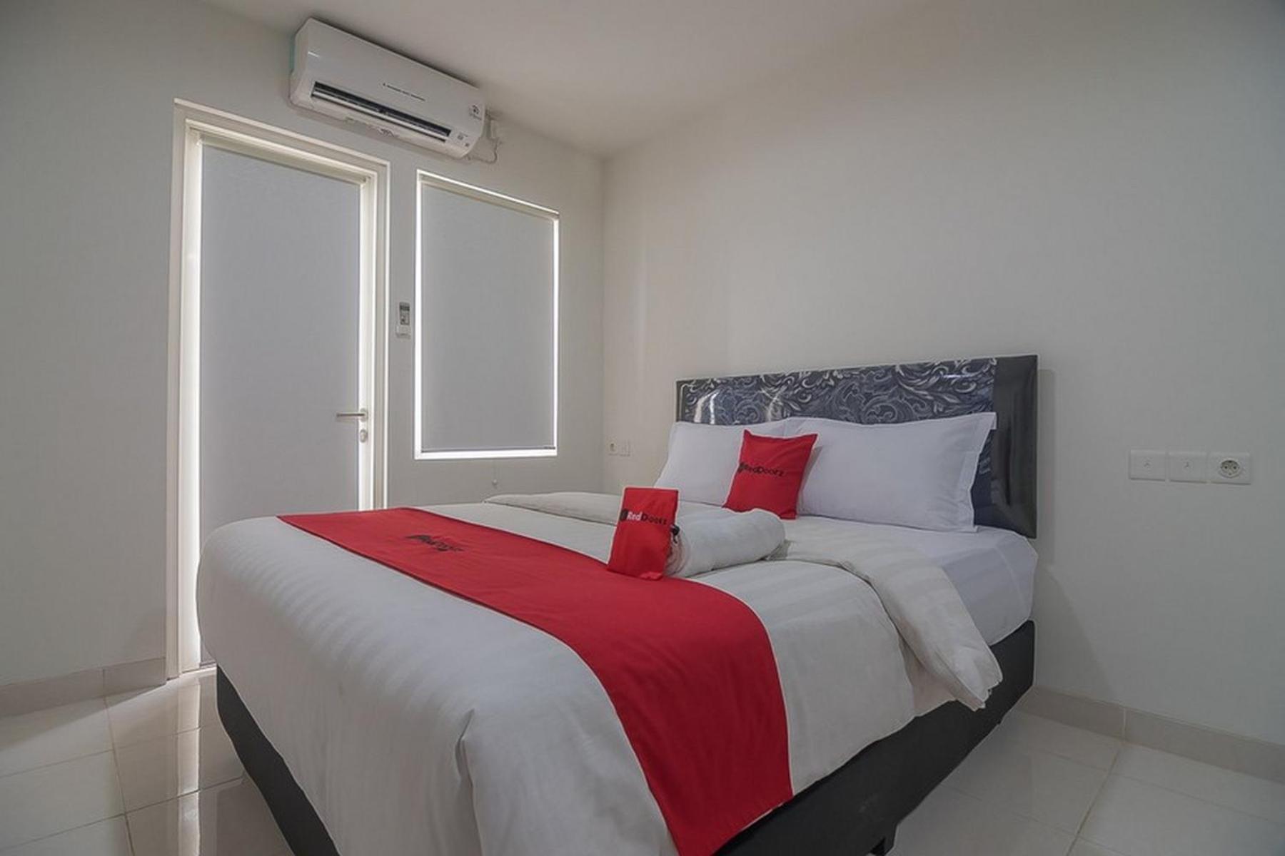 RedDoorz Apartment @ Sentul Tower