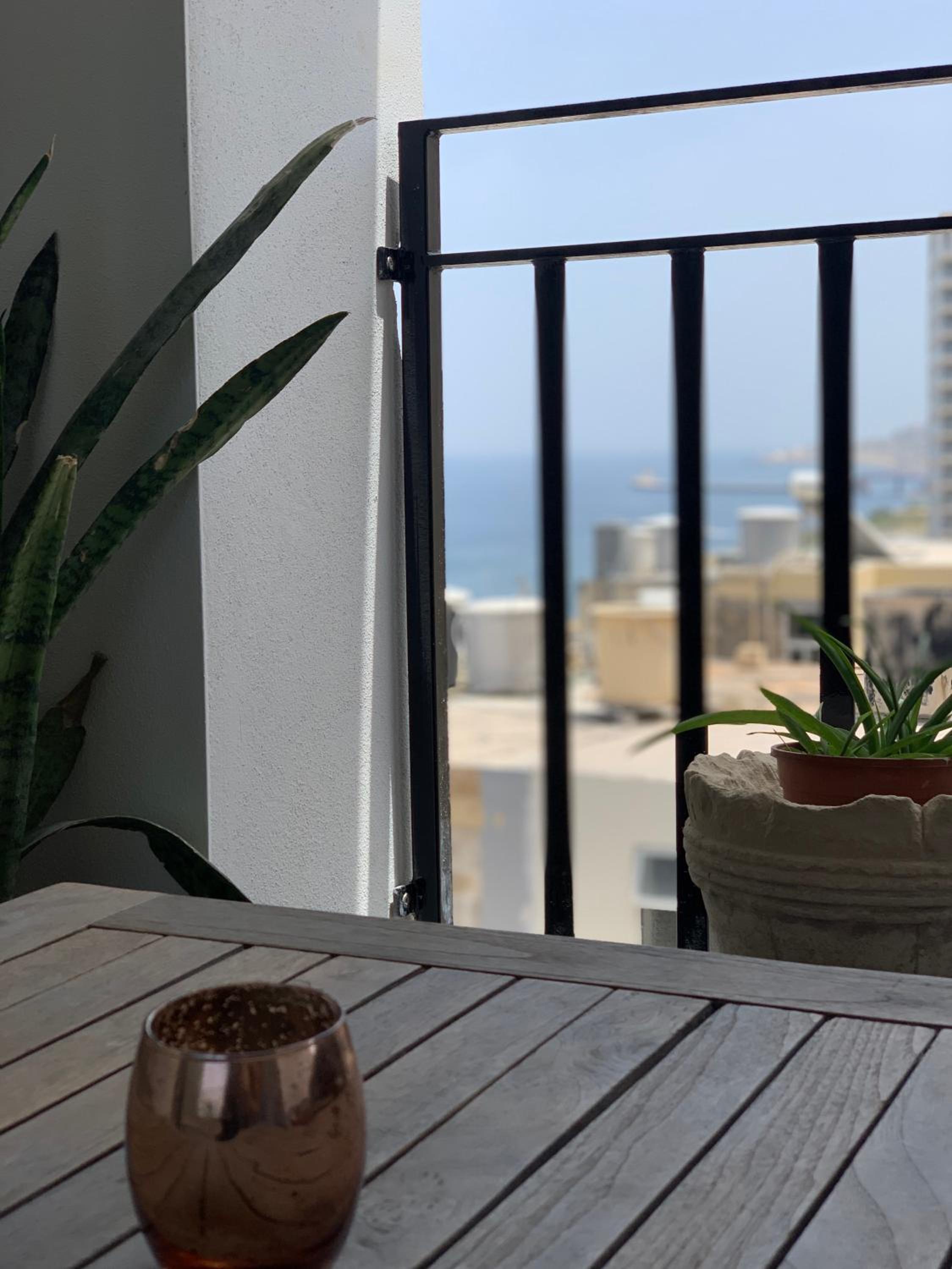 Spacious seaview Sliema Apt, steps from Valletta Ferry