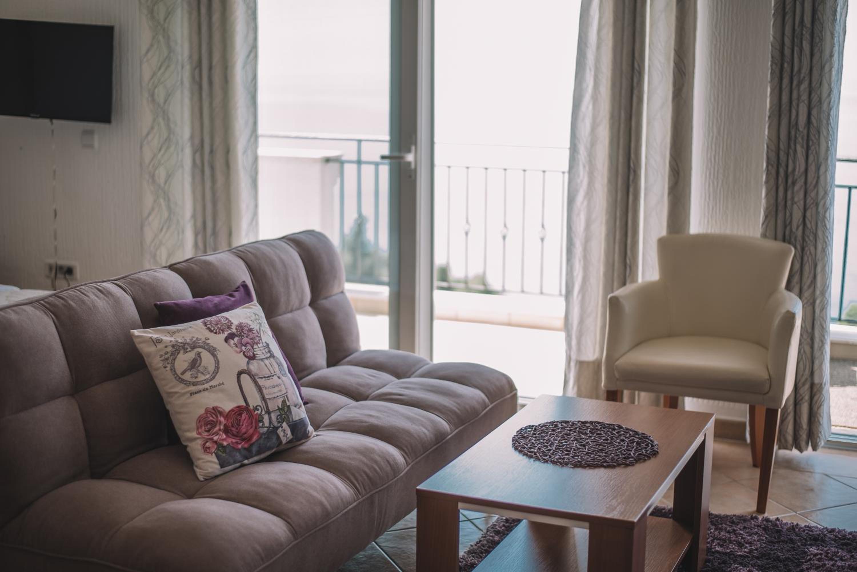 Apartments Hollaj