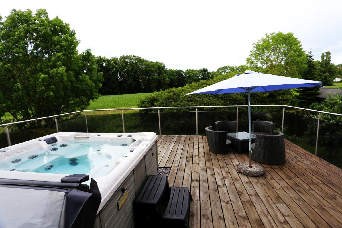 Wellness-Villa with Pool - Leon'sHolidayHomes view 3