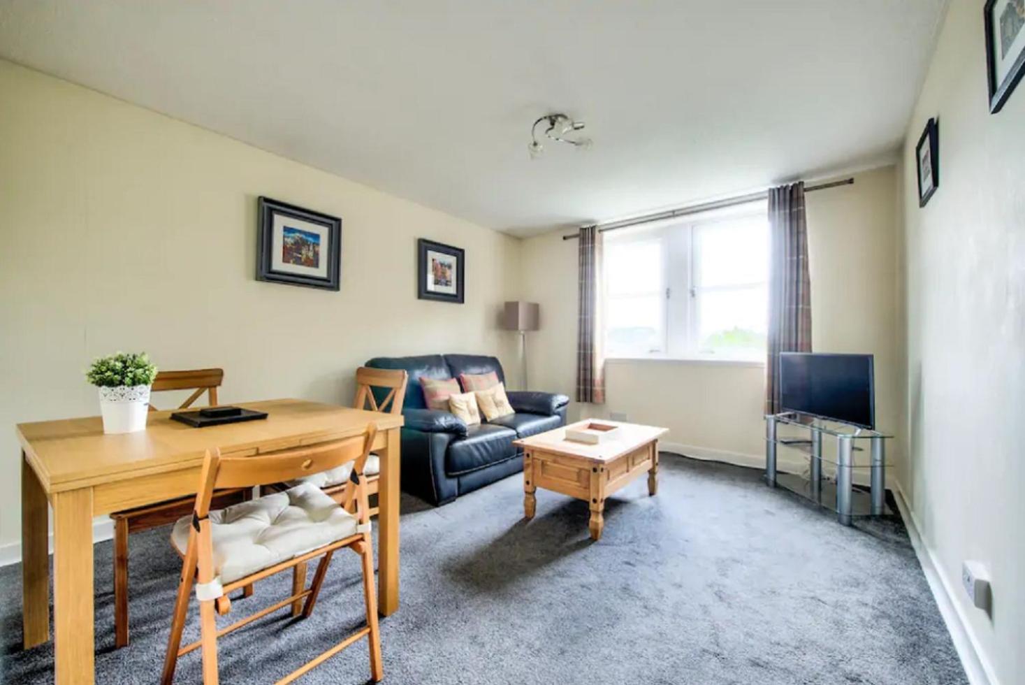 Charming 1 Bed Apartment with Castle View