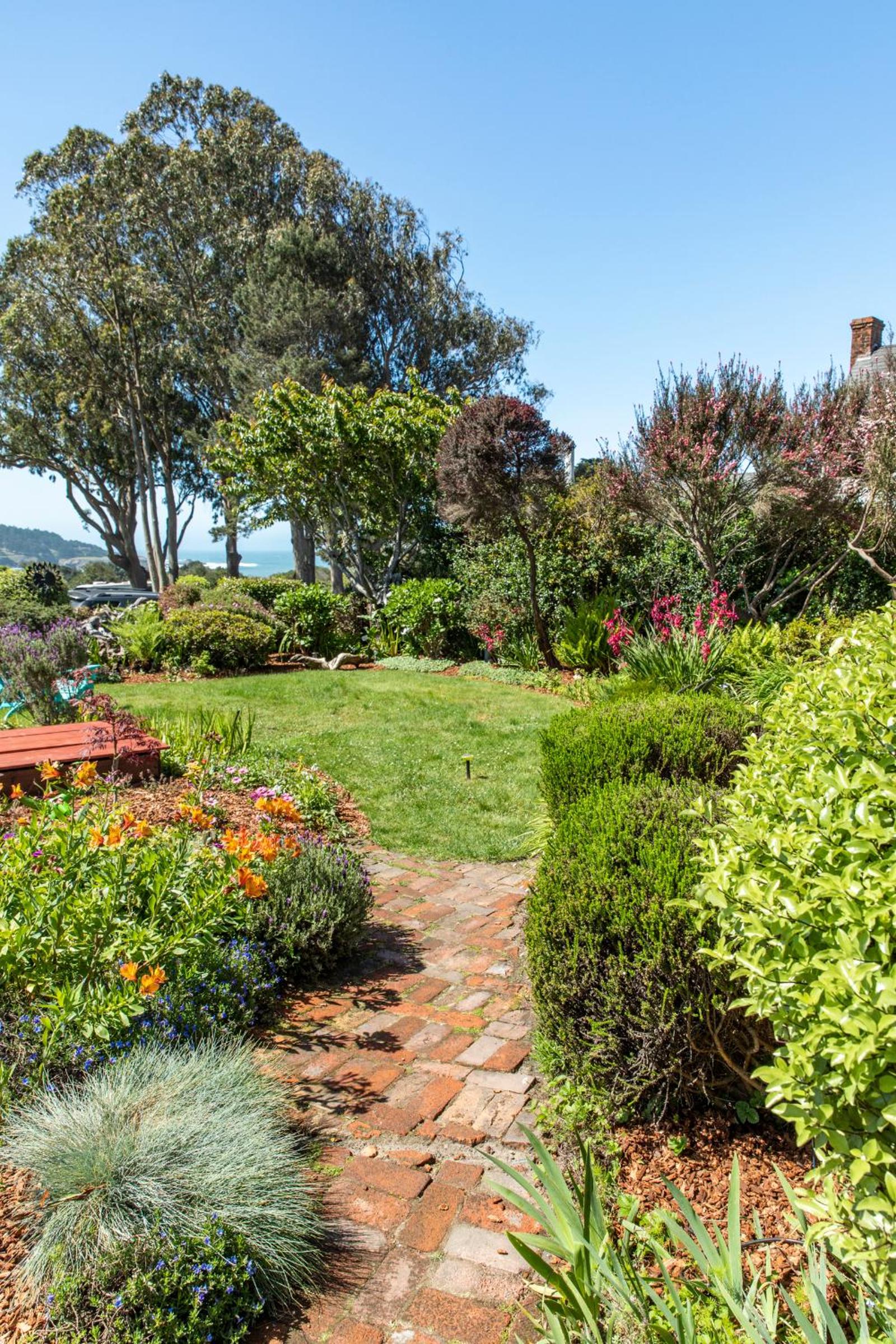 Headlands Inn Bed and Breakfast