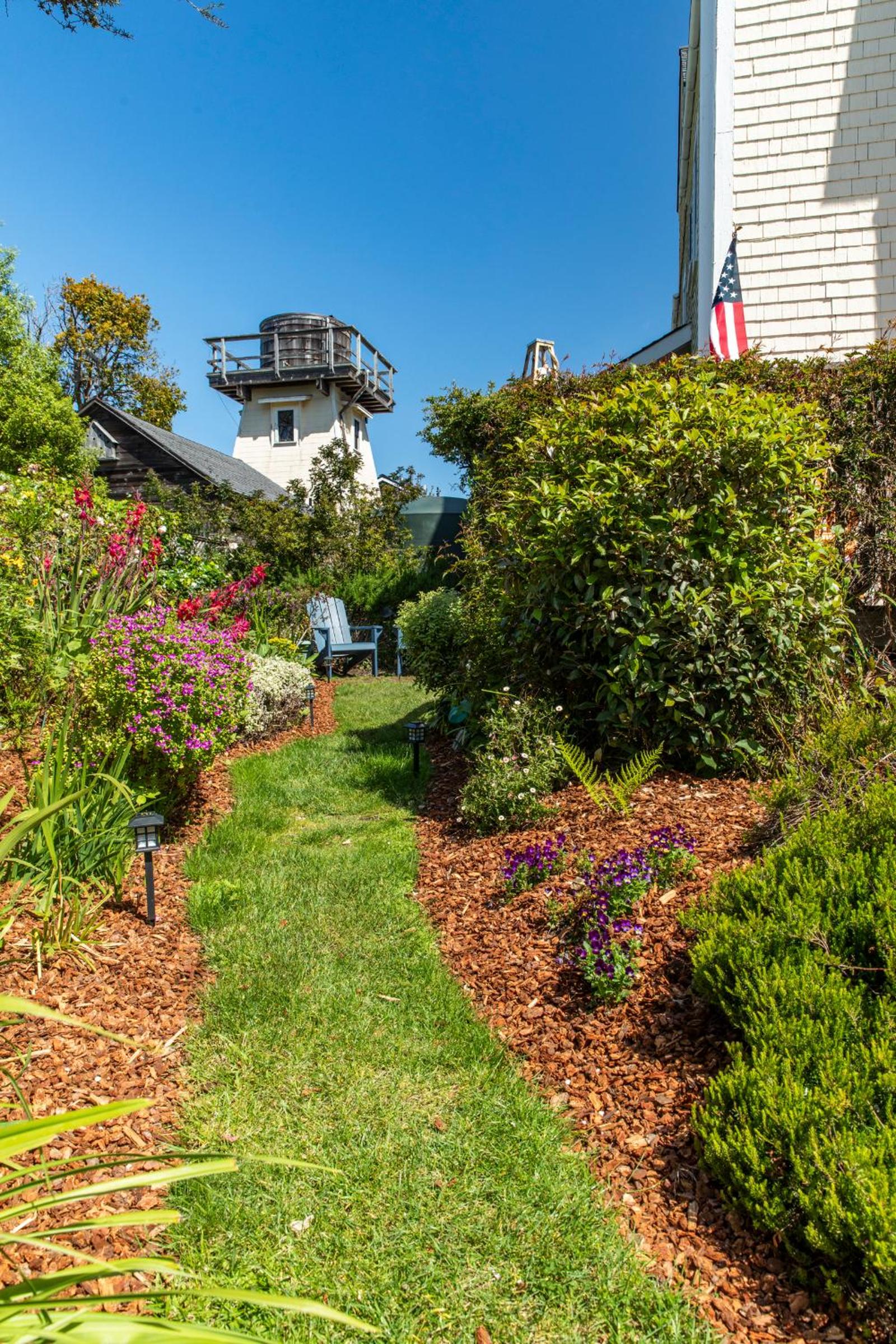 Headlands Inn Bed and Breakfast