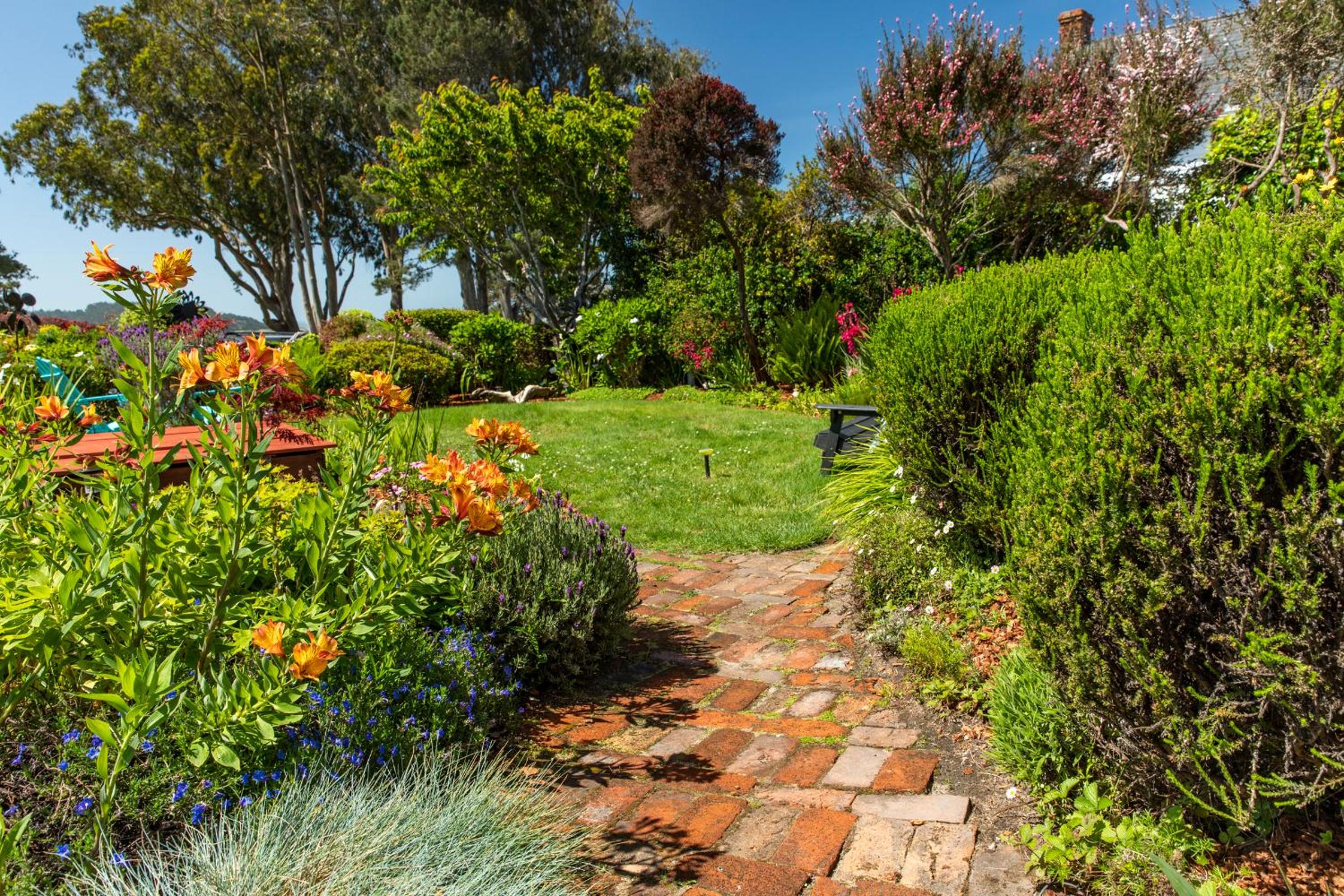 Headlands Inn Bed and Breakfast