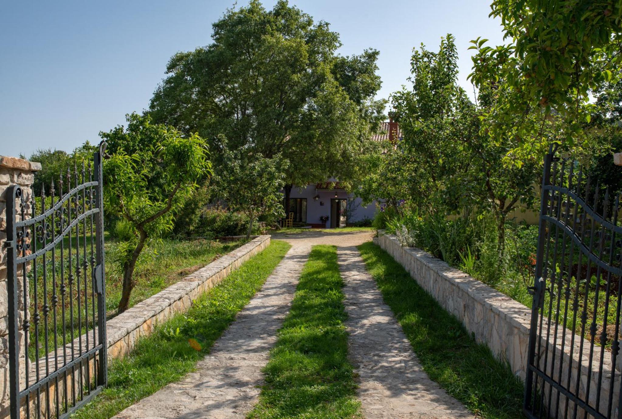 Hotel Holiday Home Ladonja - Image 1