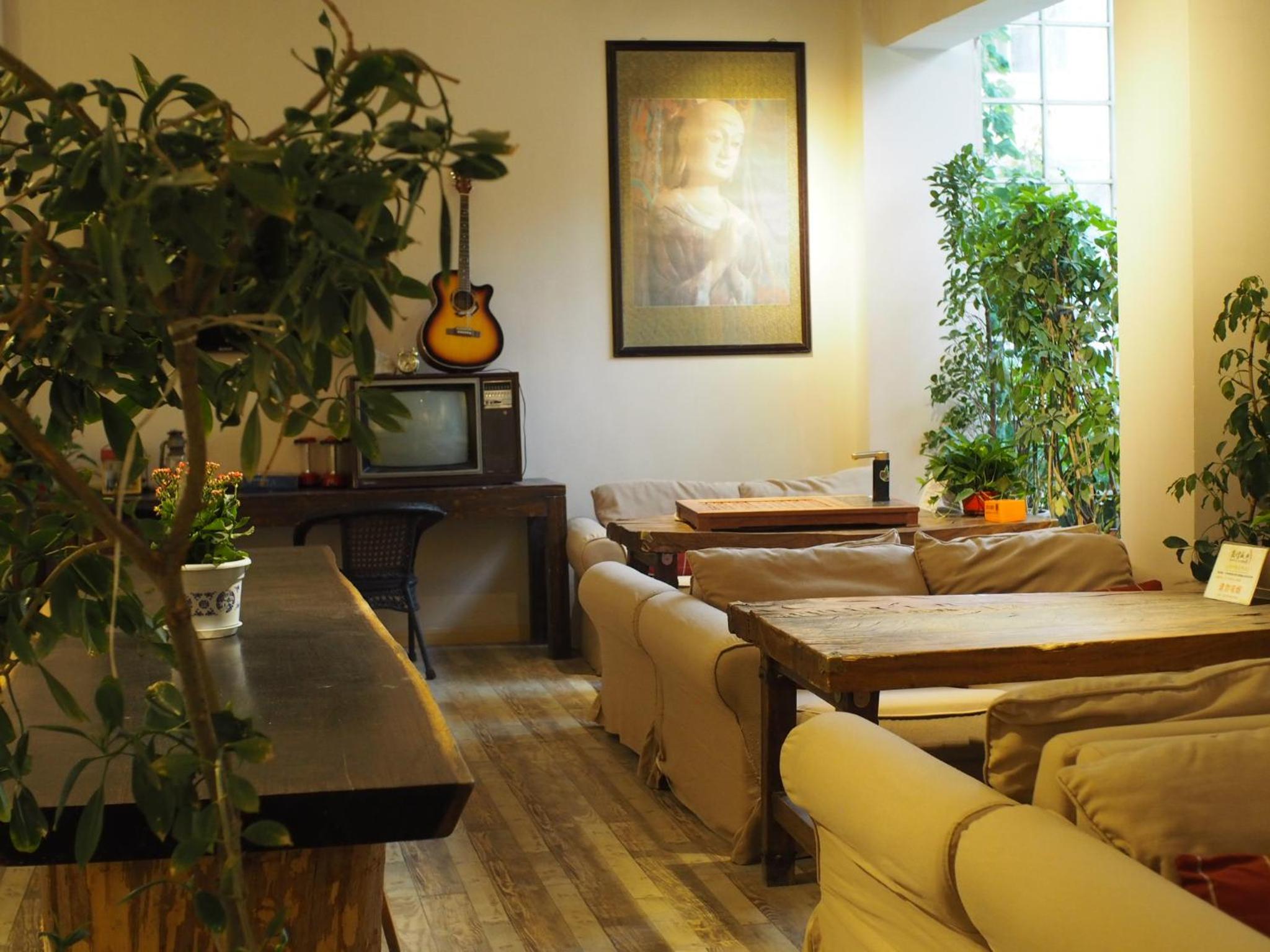 Right Here Hotel (Dunhuang International Youth Hostel)