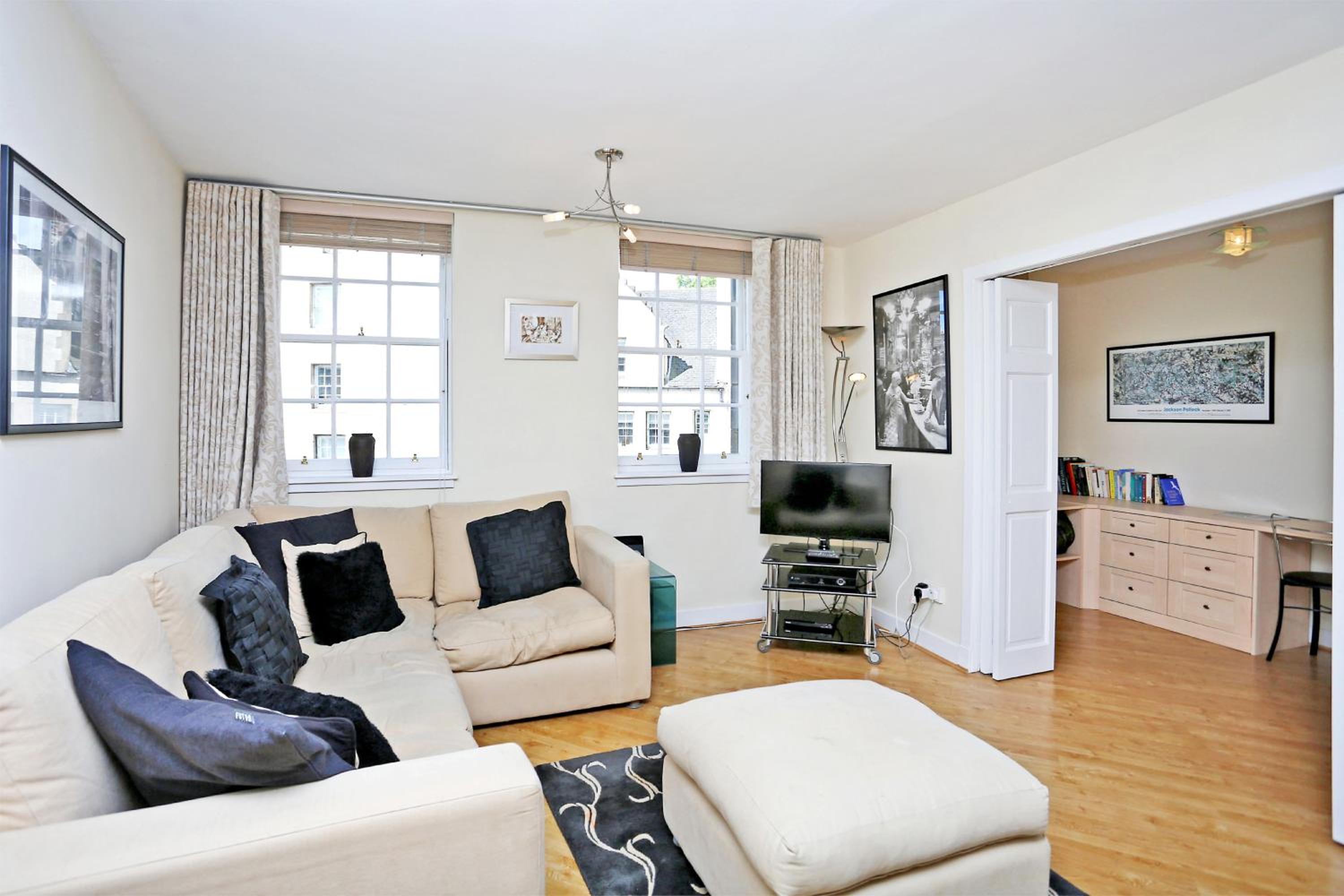 West Bow - Comfy 2 bed on West Bow overlooking Grassmarket view 2