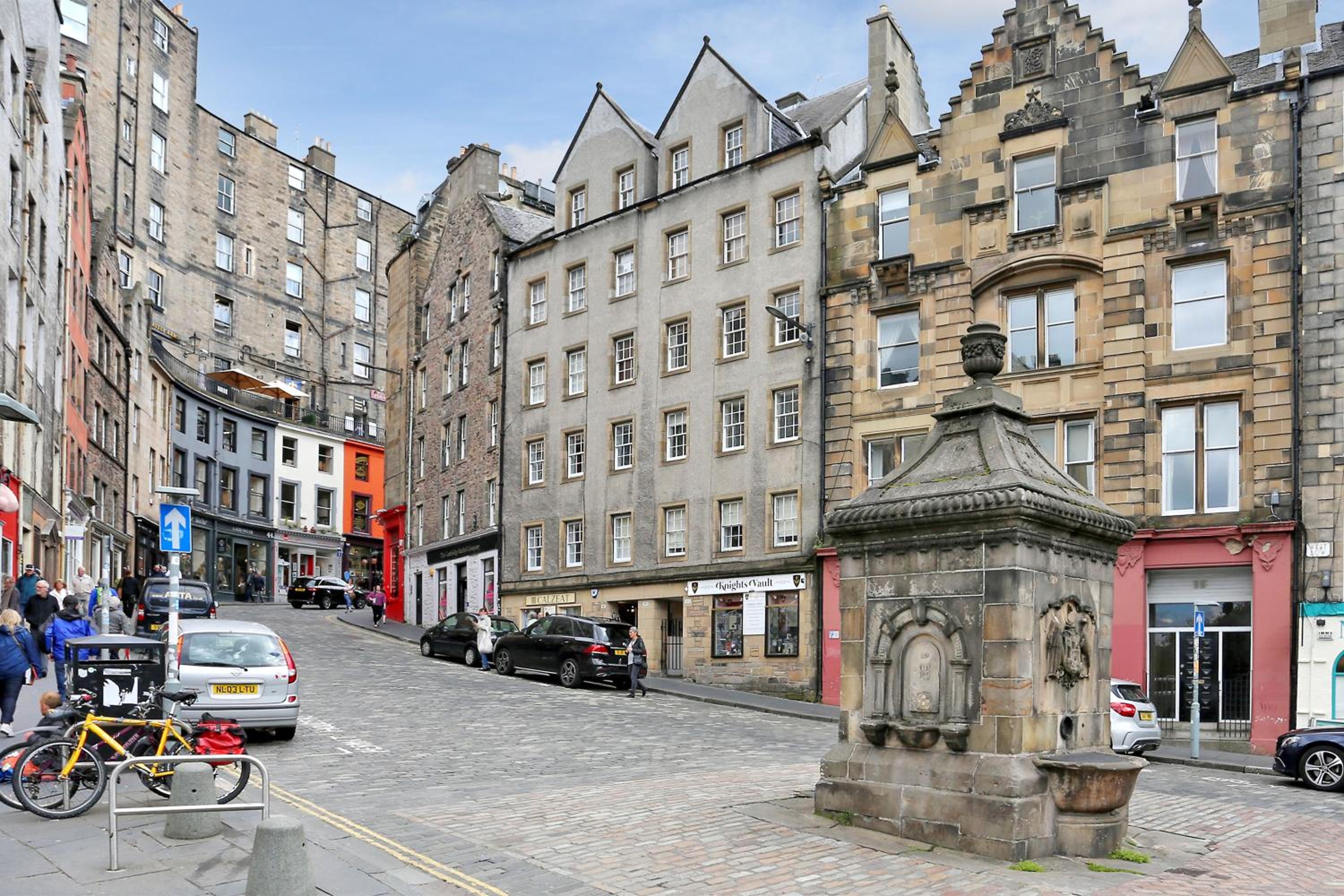West Bow - Comfy 2 bed on West Bow overlooking Grassmarket view 4